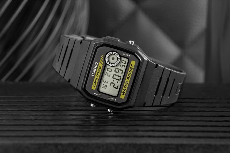 Orë dore për meshkuj Casio, e zezë