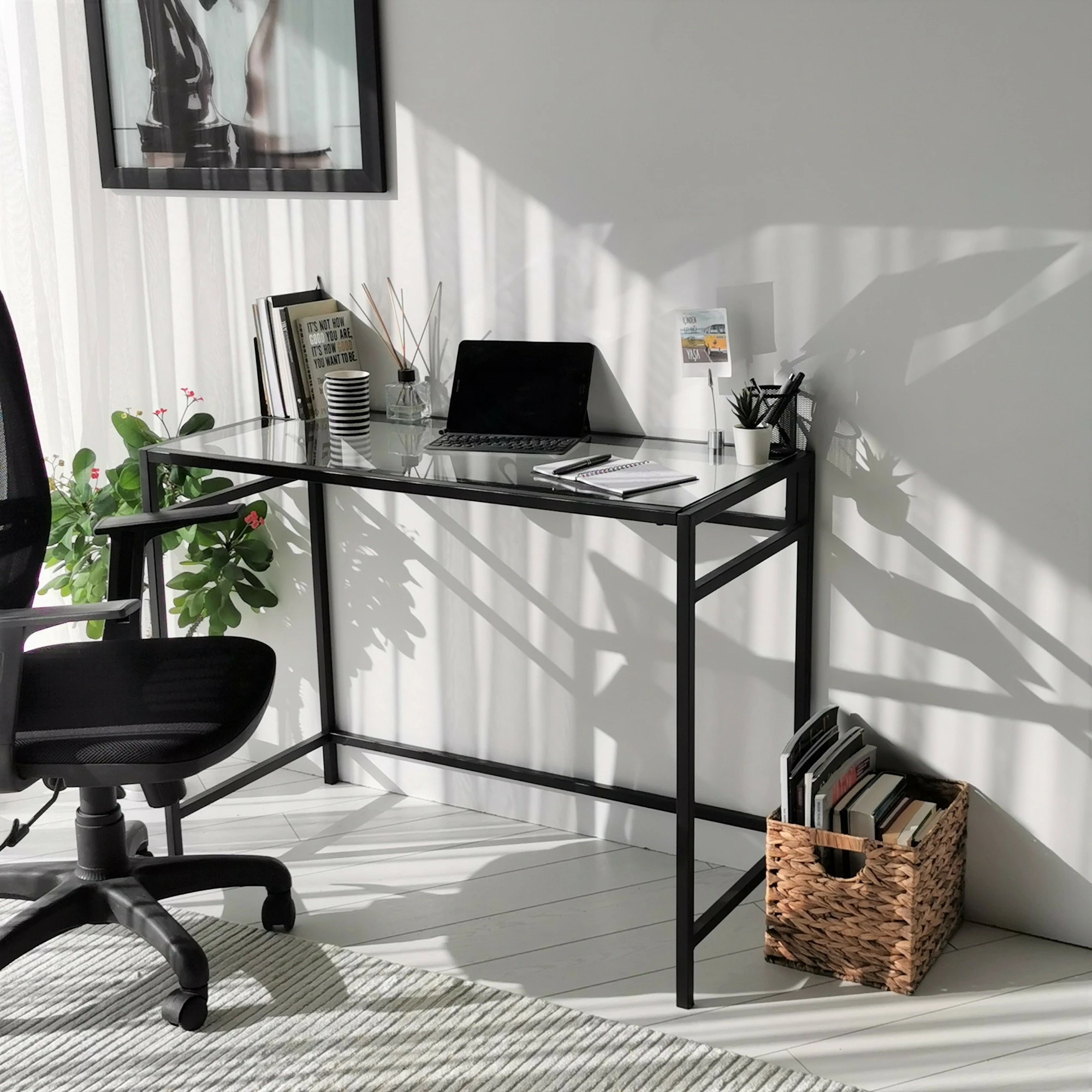 Tavolinë pune Hanah Home, xham i temperuar, kornizë metalike, 100x45cm, e zezë
