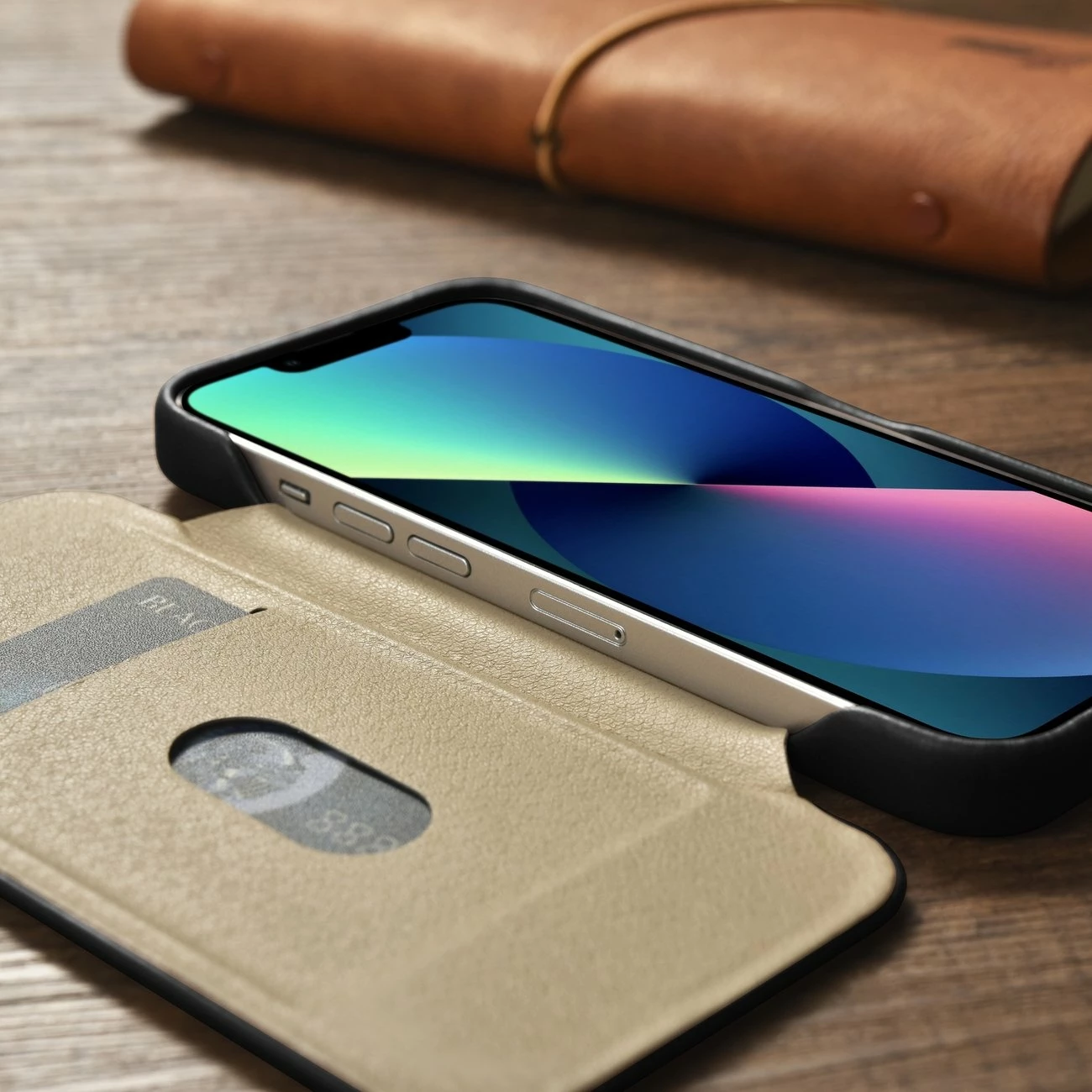 Mbështjellës iCarer Oil Wax Premium Leather Folio për iPhone 14 Plus, MagSafe, i zi