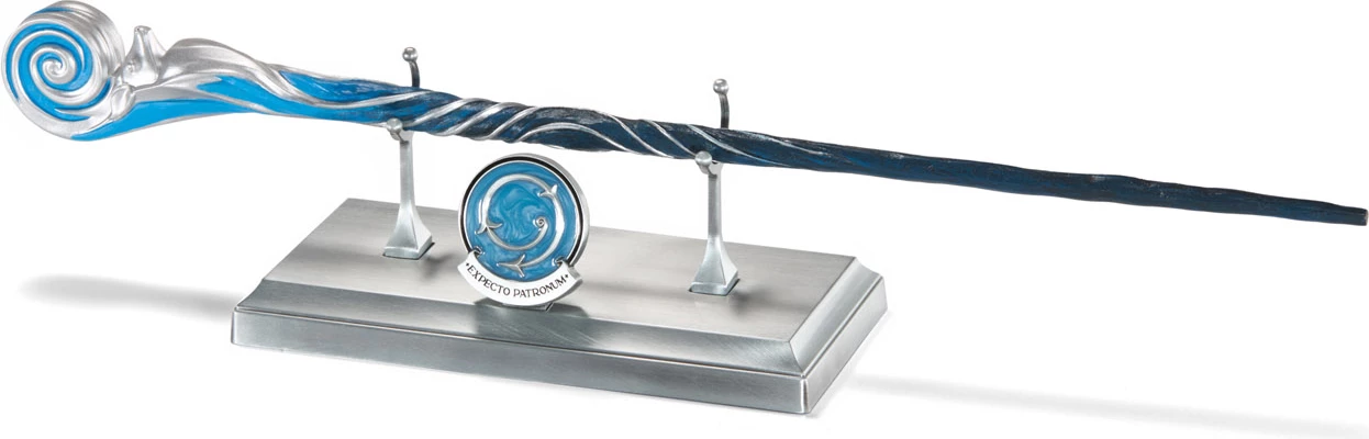 Shkop magjik Noble Collection Harry Potter Celebration Wand 2025, 37 cm, rrëshirë, me mbajtëse metalike + badge enamel, blu/argjend
