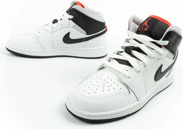 Atlete për femra Nike Air Jordan 1, të bardha të zeza