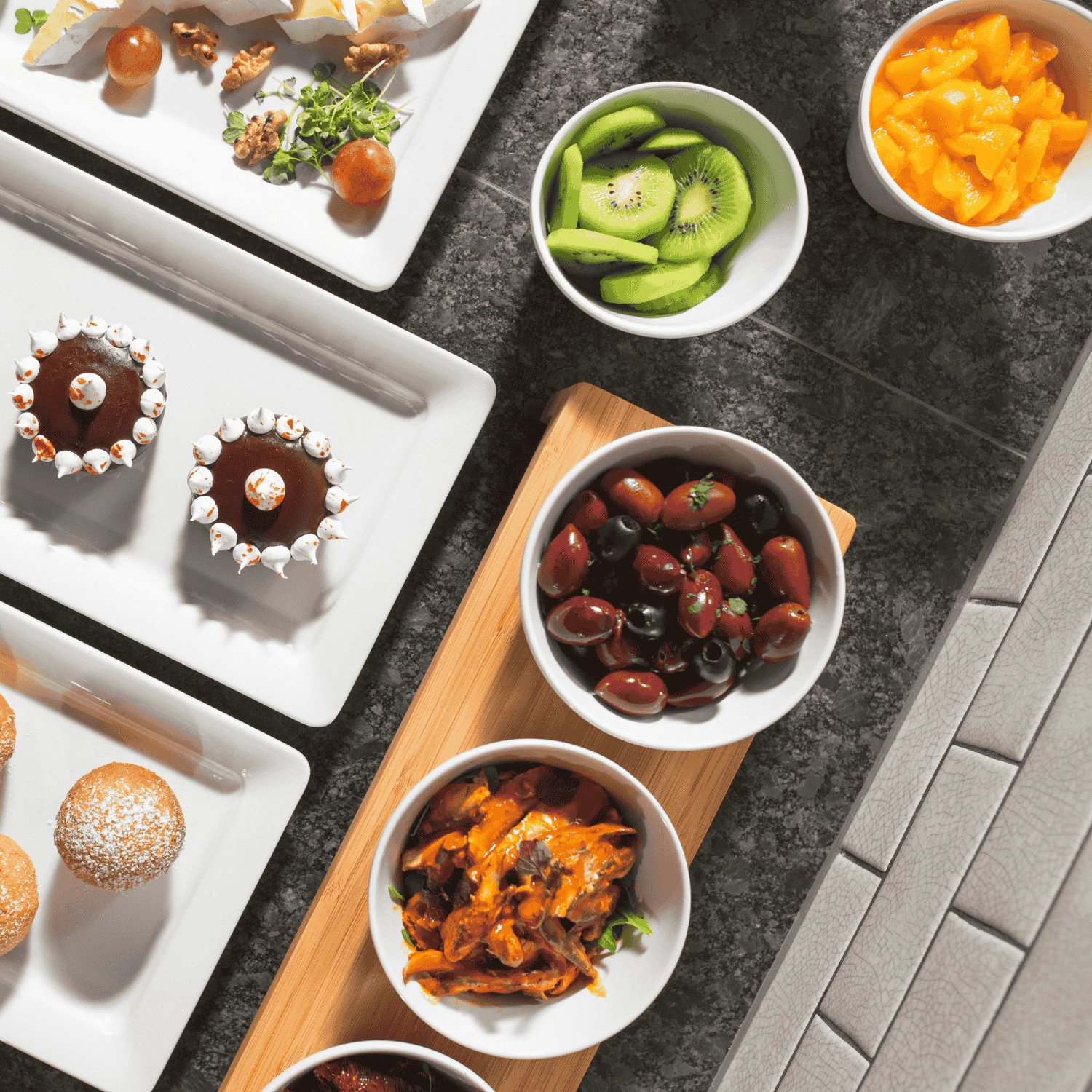 tas i pjerrët melamine Fine Dine Velocity 110x110xH100 mm i bardhë