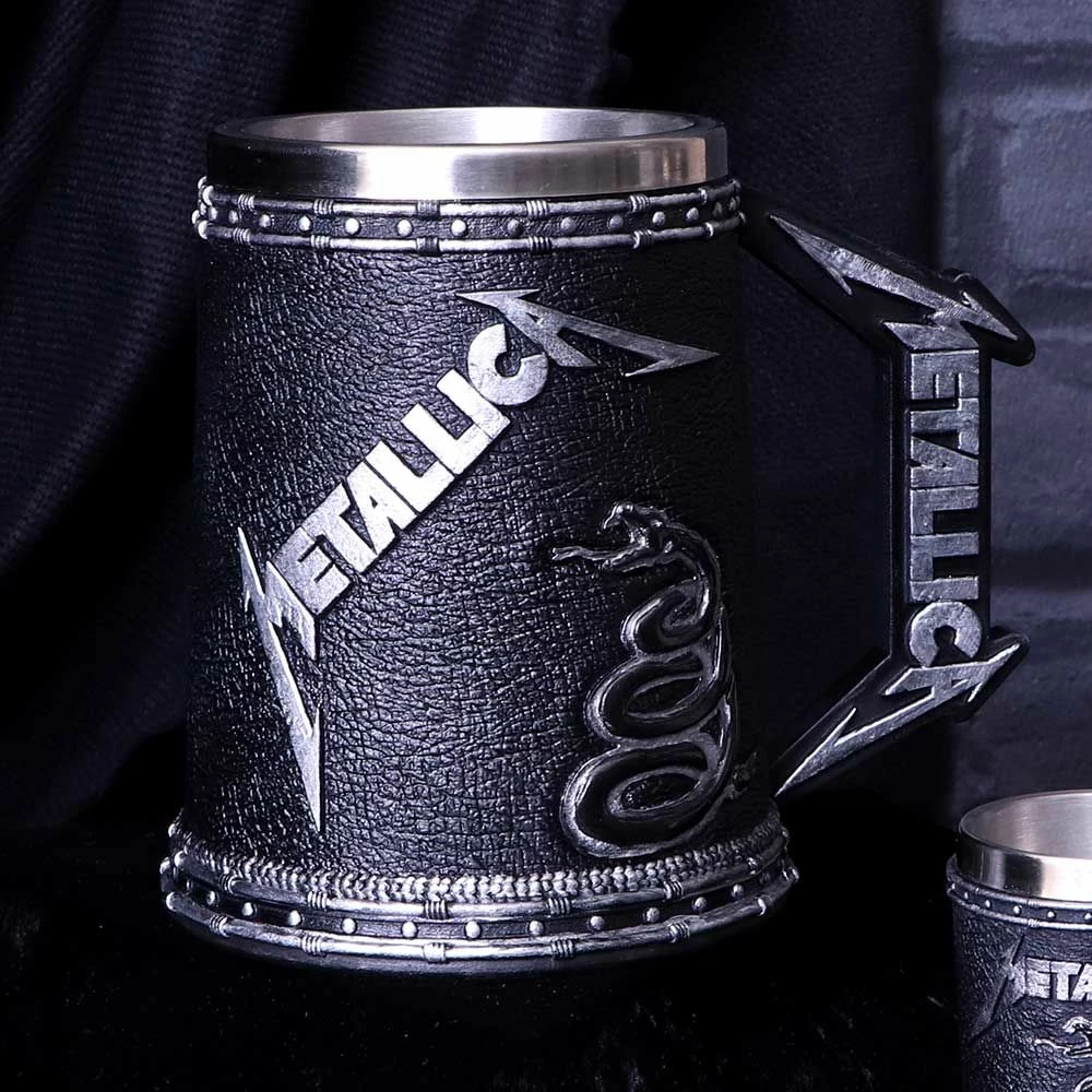 Mug dekorativ NEMESIS NOW Metallica The Black Album, rezinë me insert inox i heqshëm, i pikturuar me dorë, i zi