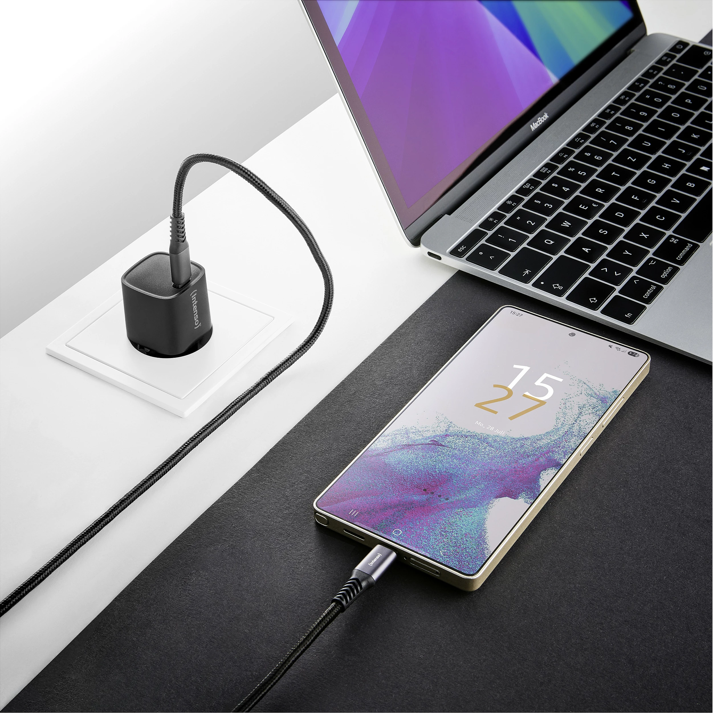 Karikues muri Intenso W30C² GaN, USB-C PD 30W, i zi