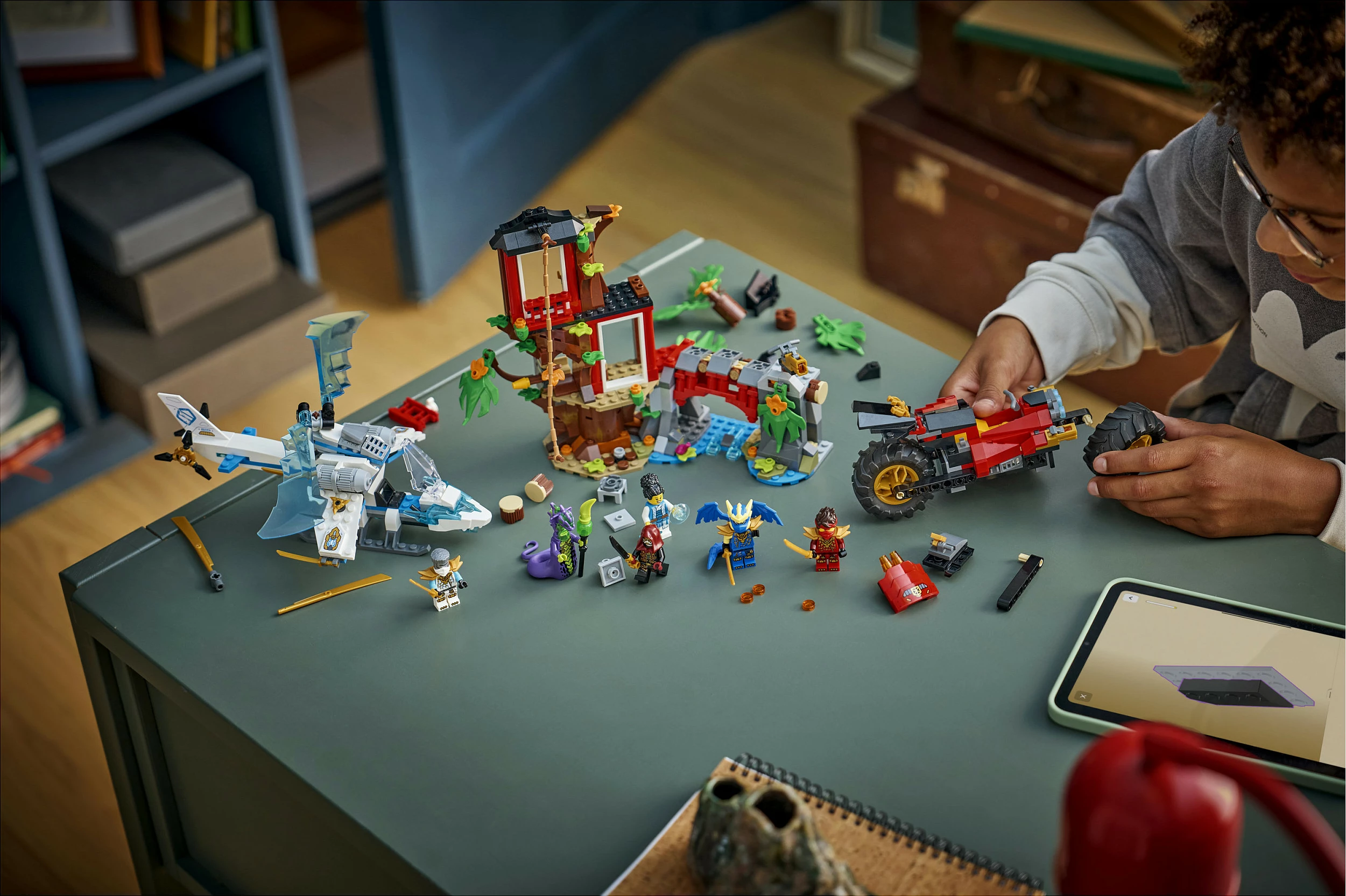 Set ndërtimi LEGO NINJAGO 71857 Ninja Vehicle Tree House Battle, 642 pjesë, 6 minifigura, multikolor