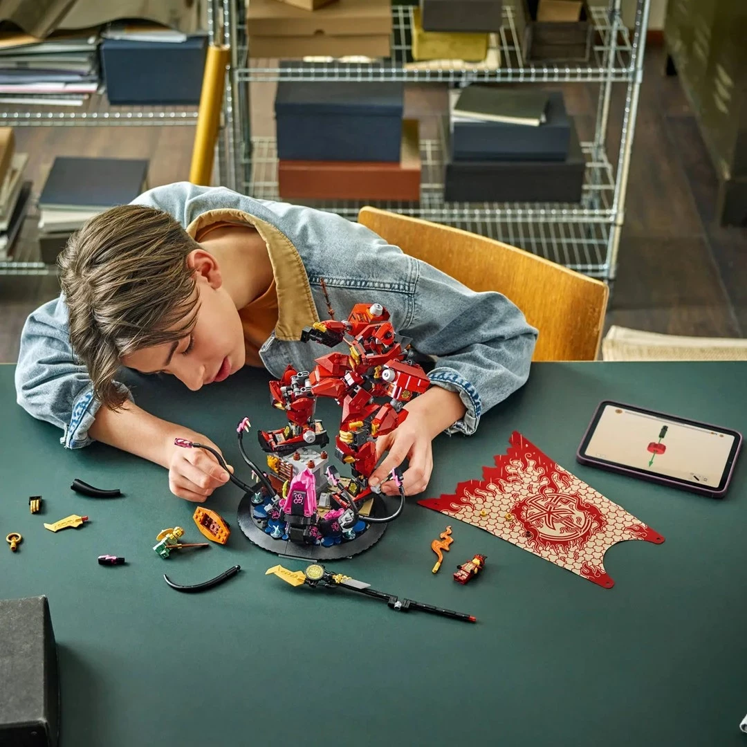 Set LEGO NINJAGO The Fire Knight Mech 71846 me 2 minifigura