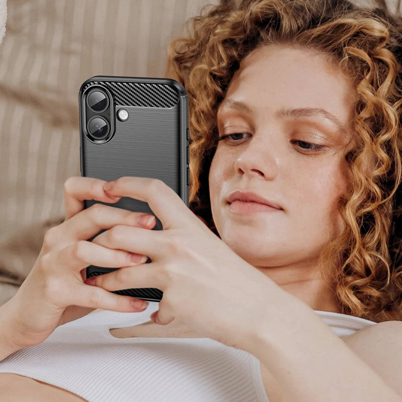 Mbështjellës Hurtel Carbon Case për iPhone 17, i zi