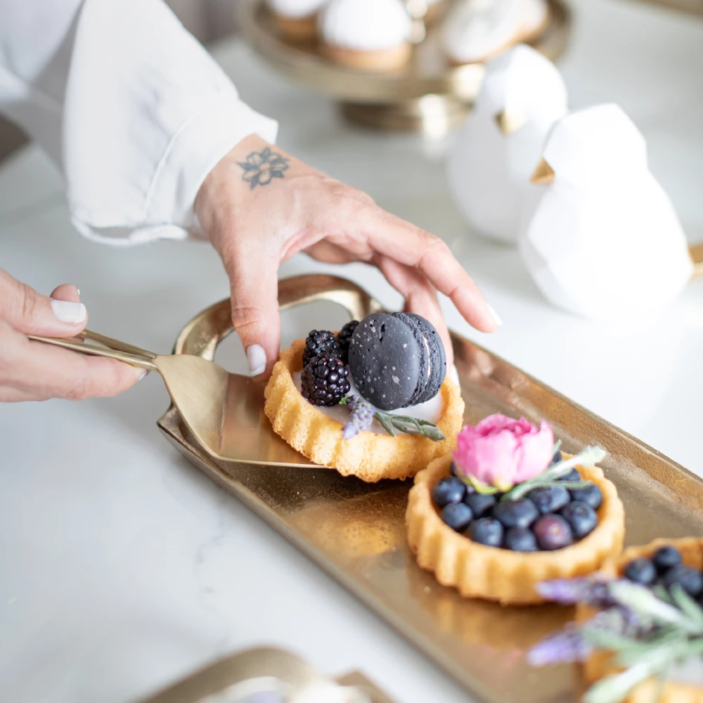 Tabaka dekorative ADORO, alumin, ngjyrë ari, 61x16x4 cm