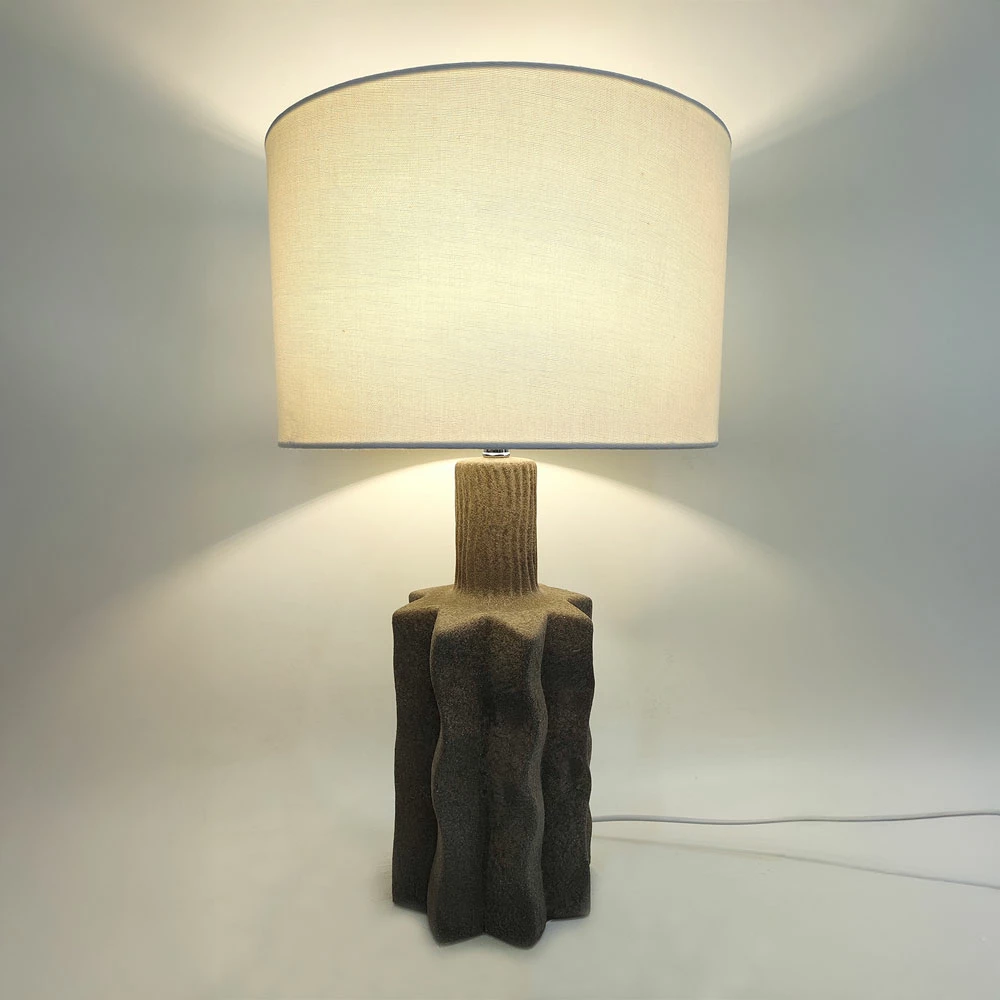 Llambë tavoline EGLI, qeramikë gri e errët, abazhur lino i bardhë, 32x32x56cm