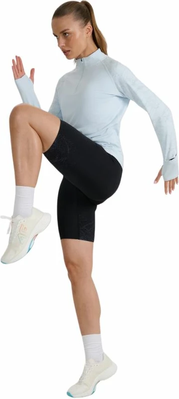 Hellonka të shkurtra për femra 4F, të zeza