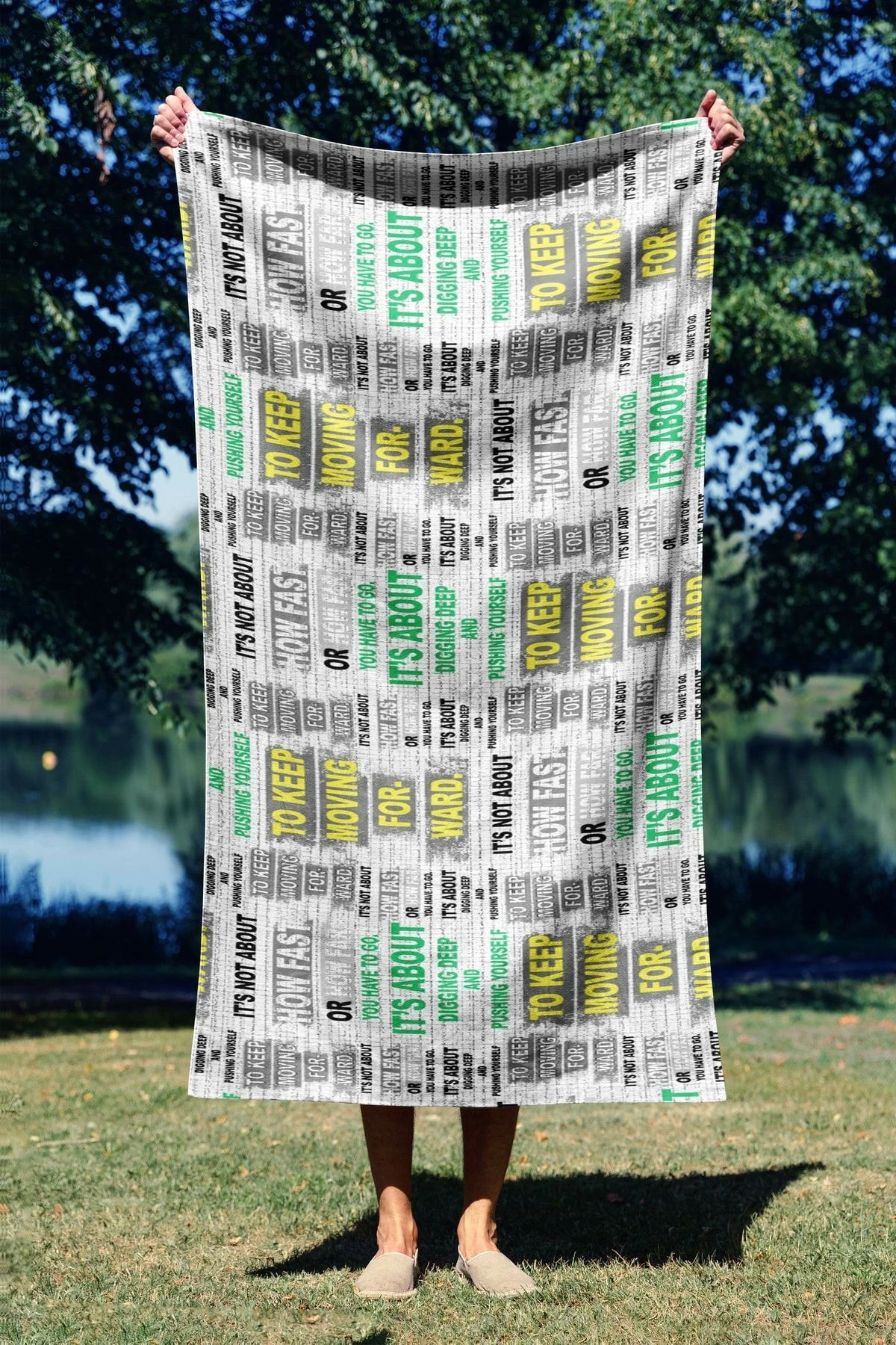 Peshqir plazhi Mijolnir, Keep Moving Faster, 70x130cm, shumëngjyrësh