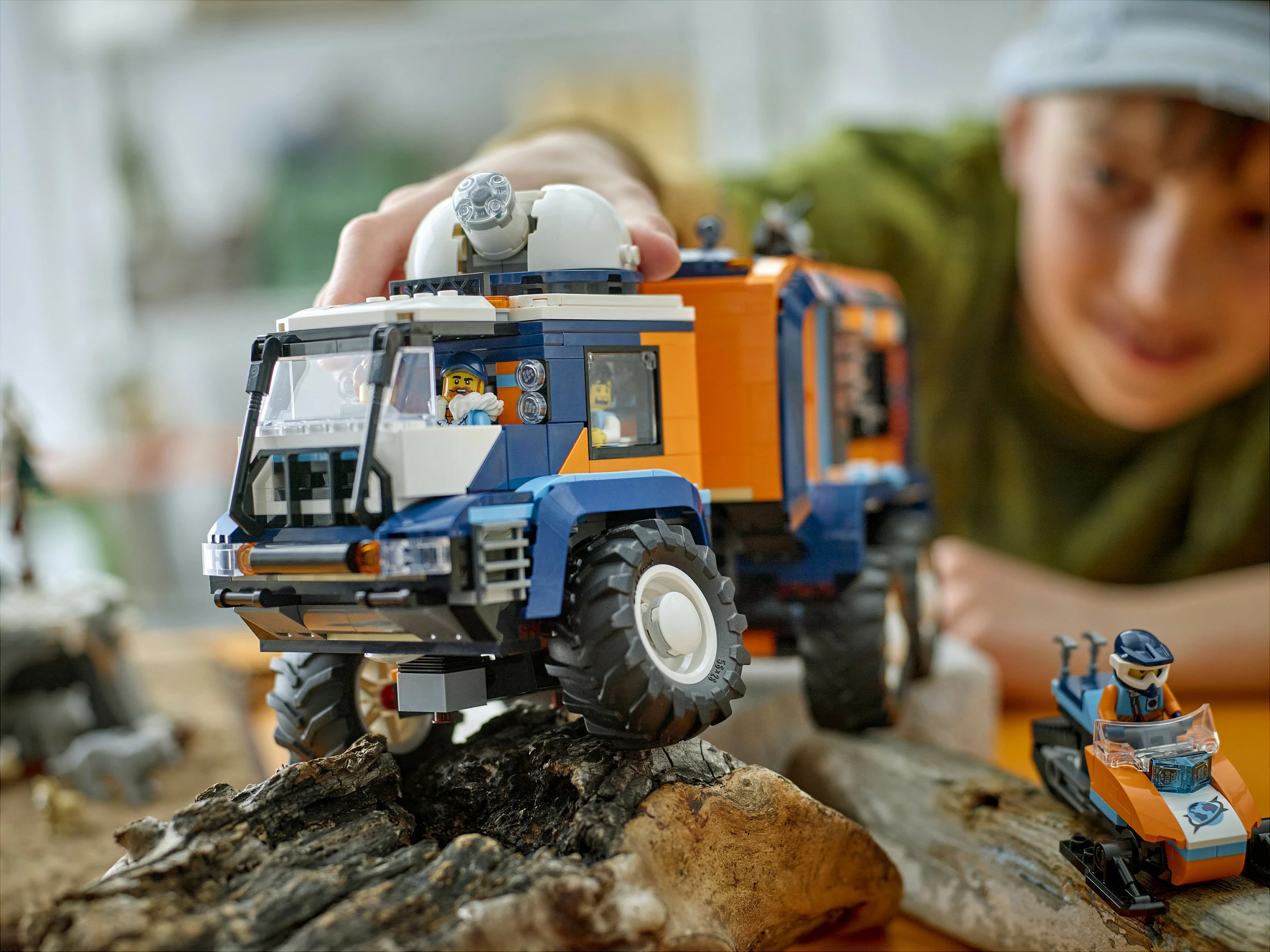 Set ndërtimi LEGO City 60471 Arctic Explorer Science Lab Truck, 1064 copë, multikolor