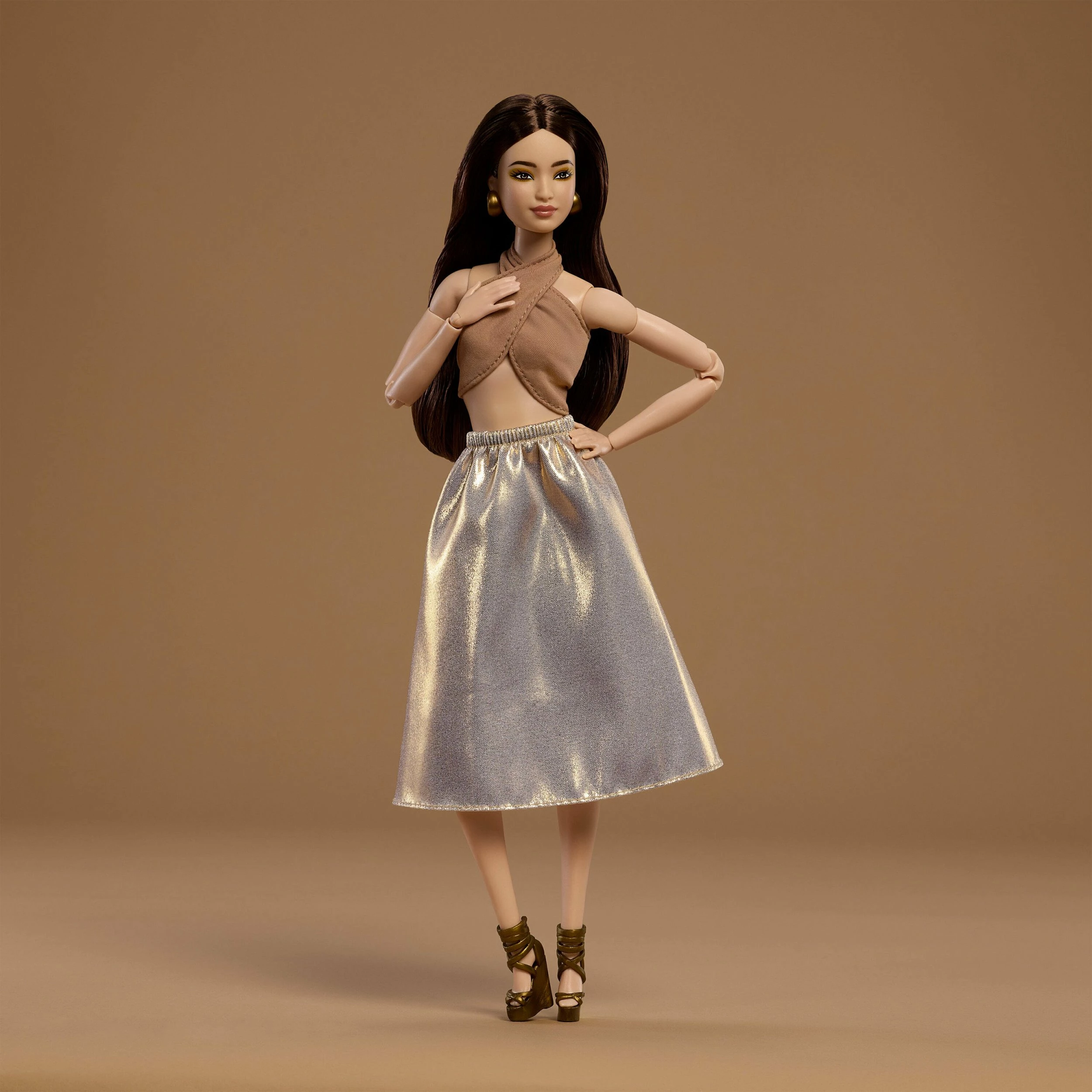 Lalkë koleksionuese Barbie Mattel Signature Basics Model 06 (JJX25), Made to Move, me bazë dhe certifikatë, ari/bezhë