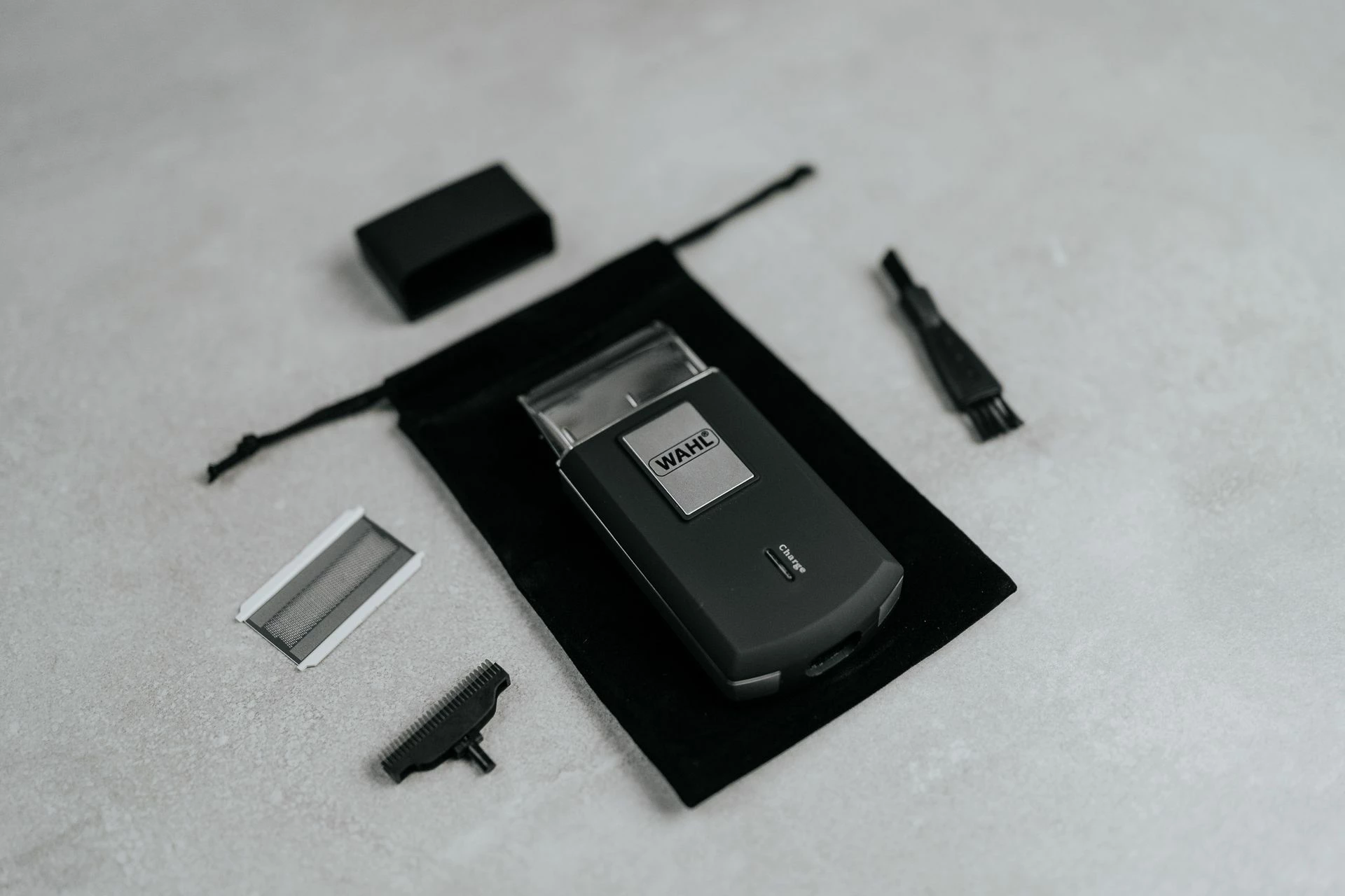 Makinë rroje Wahl Travel Shaver 03615-1016, folje, me bateri 45 min, karikim 480 min, set me qese + fletë prerëse rezervë + brushë pastrimi, e zezë
