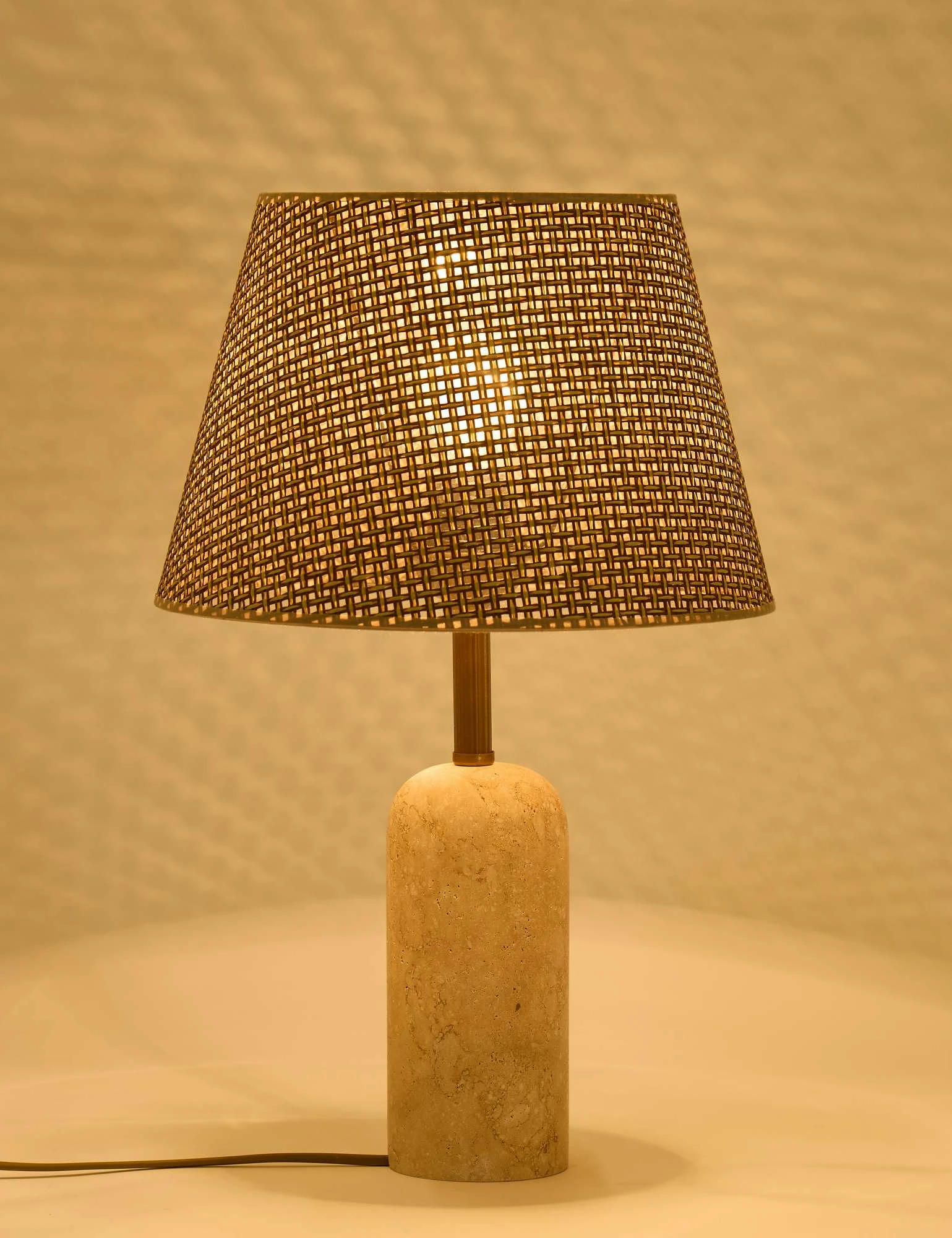 Llambë tavoline Opviq, trup travertini, kapak hasiri