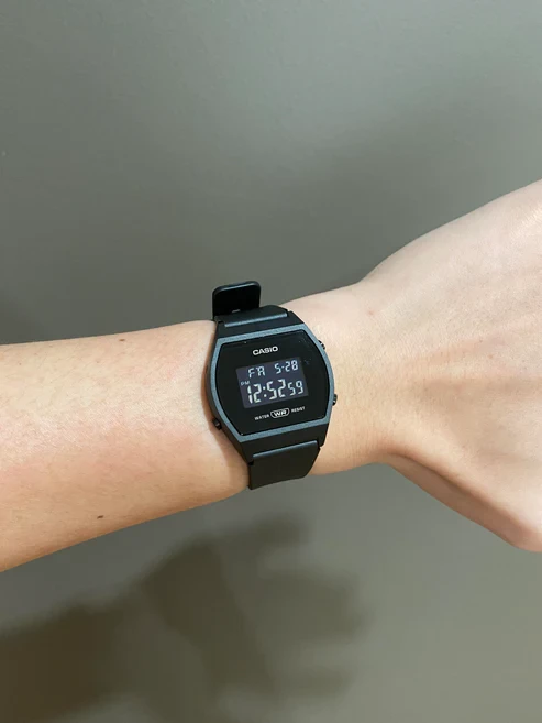 Orë dore Casio LW-204-1B, e zezë