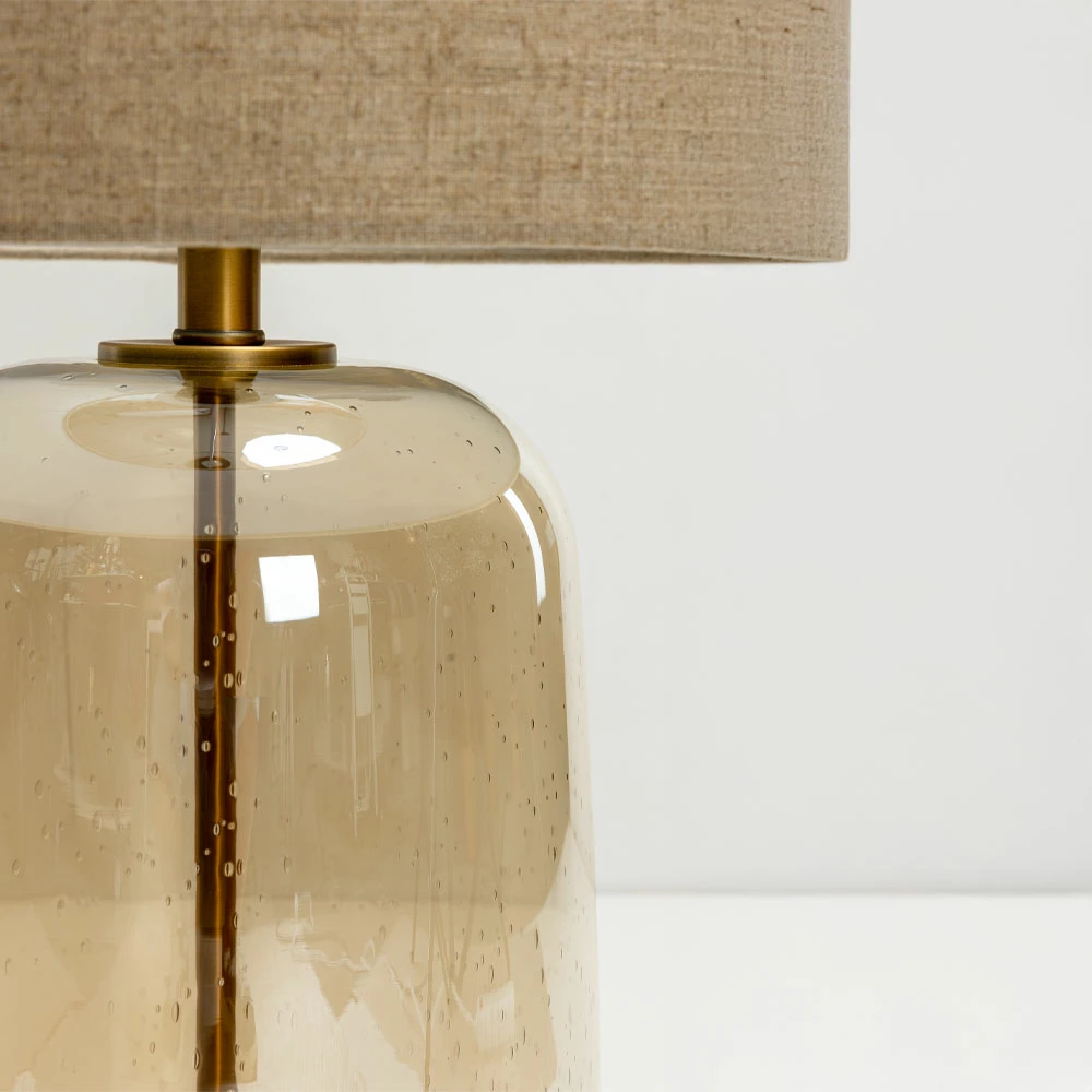 Llambë tavoline Bexley, xham, ngjyrë mjaltë-ari, abazhur lino bezhë, 43x43x79cm