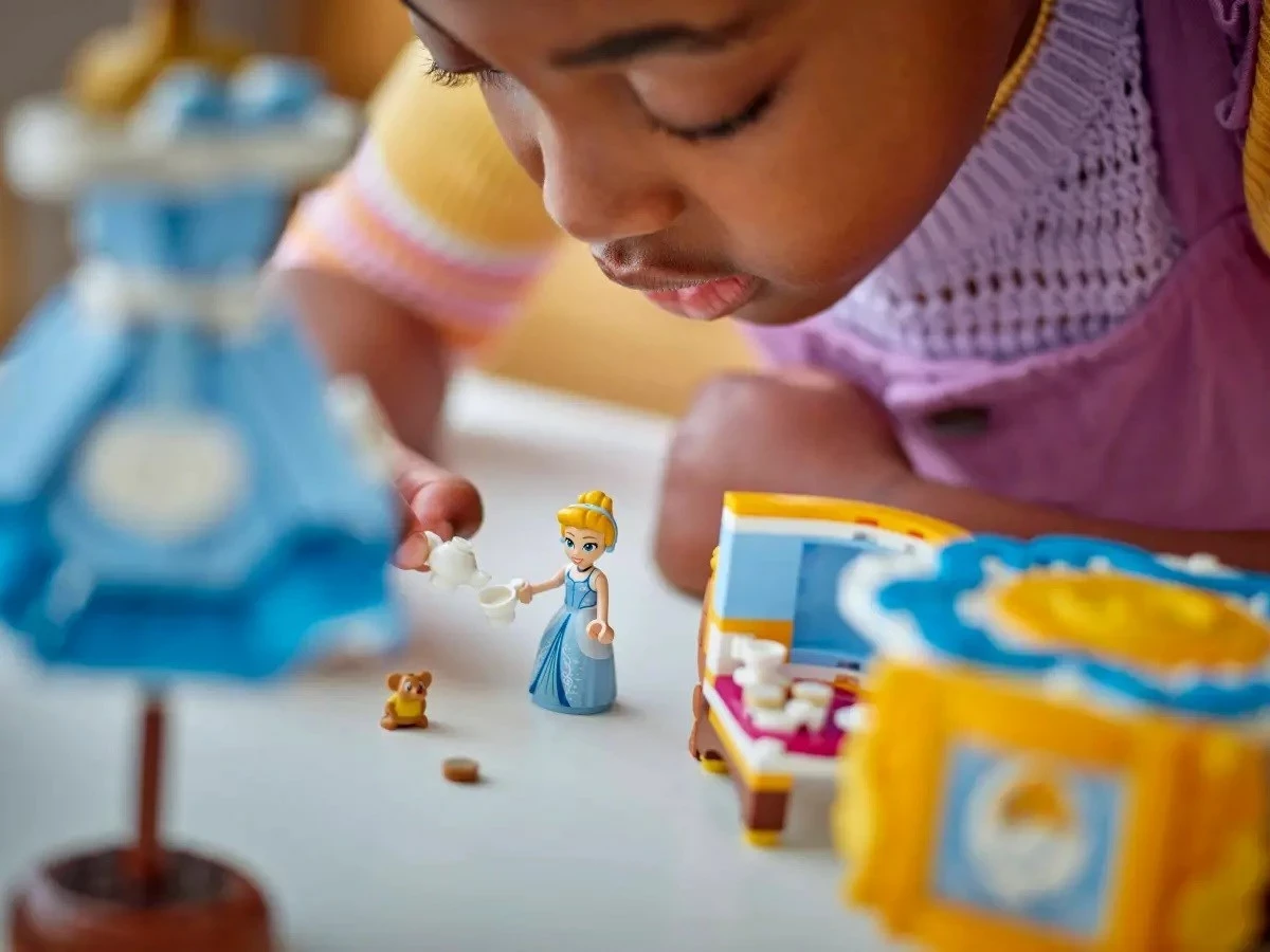 Set lodrash LEGO Disney 43266 Cinderella's Dress, me minifigurë, për fëmijë 9+