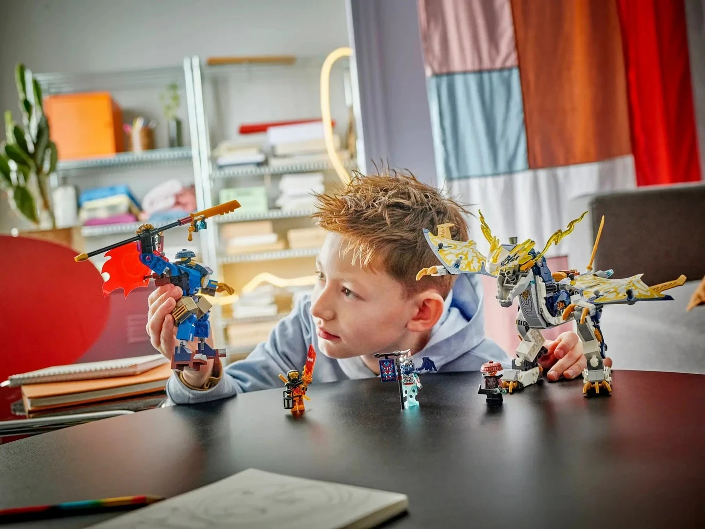 Set LEGO NINJAGO 71843 Rogue’s Mech Dragon Rider me 4 minifigura