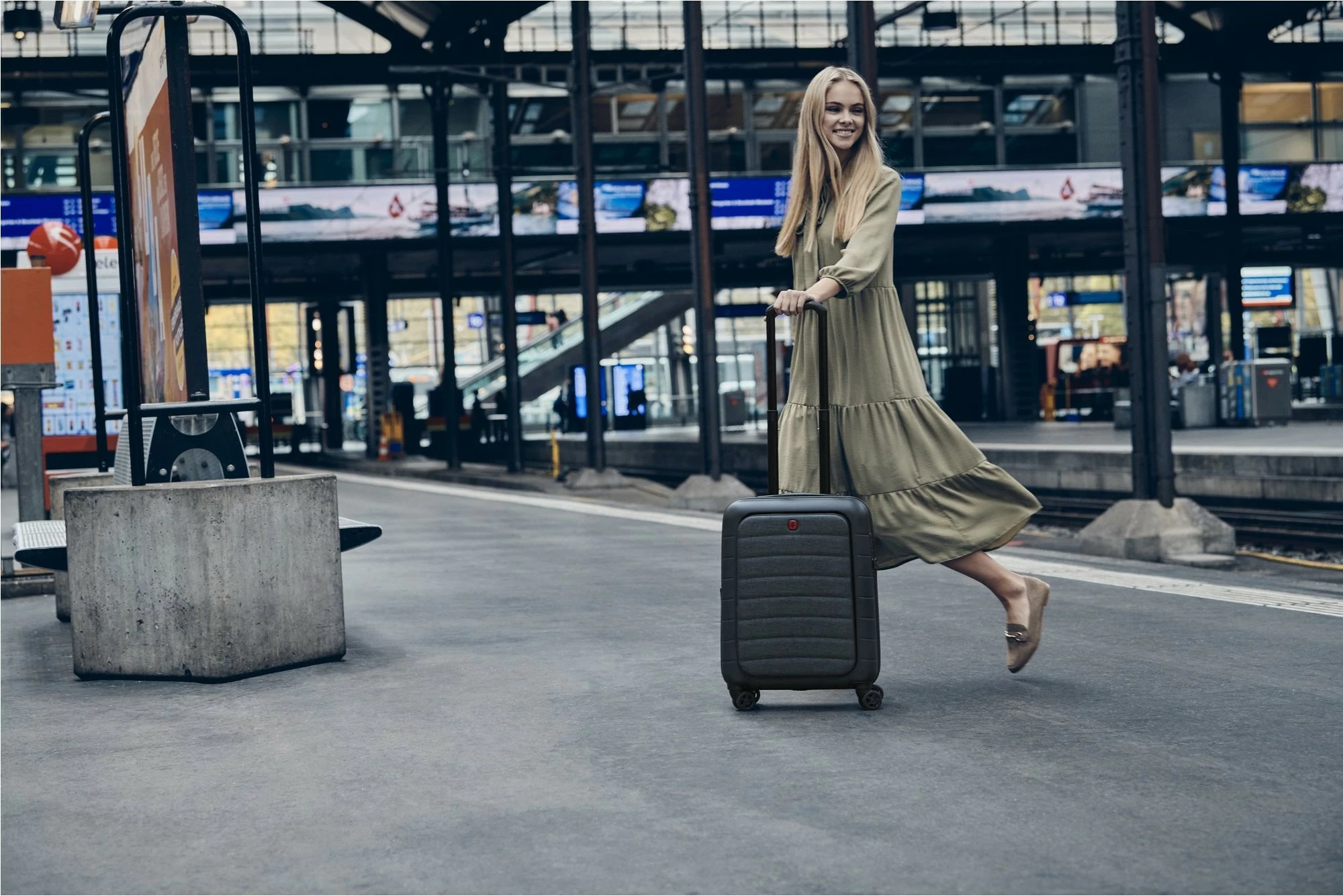 Kasë udhëtimi Wenger Syntry Carry-On me ndarje për laptop, e zezë/gri