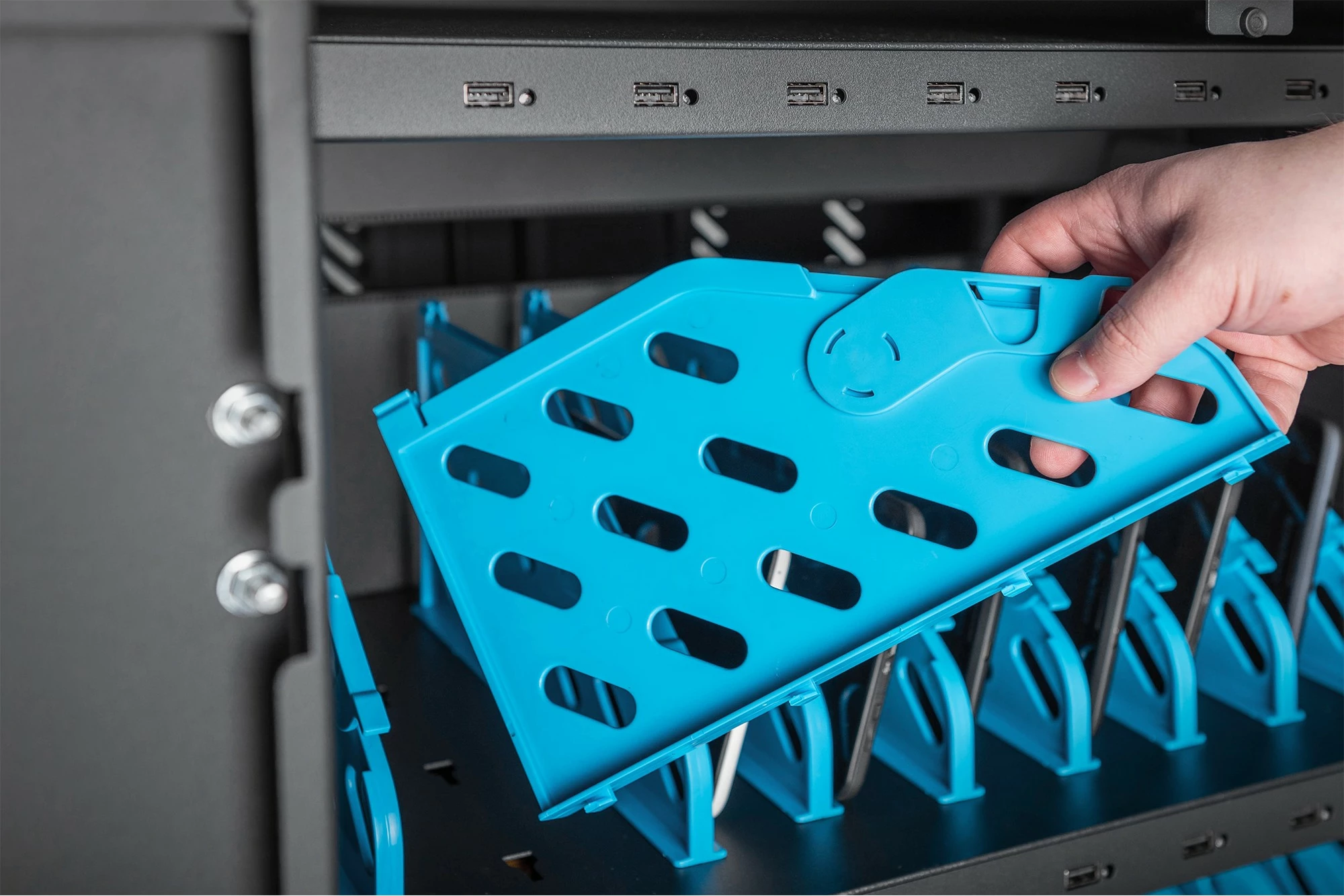 Kasë karikimi Digitus për 30 laptopë/tabletë deri 15.6 inç, USB-A, me rrota, e zezë