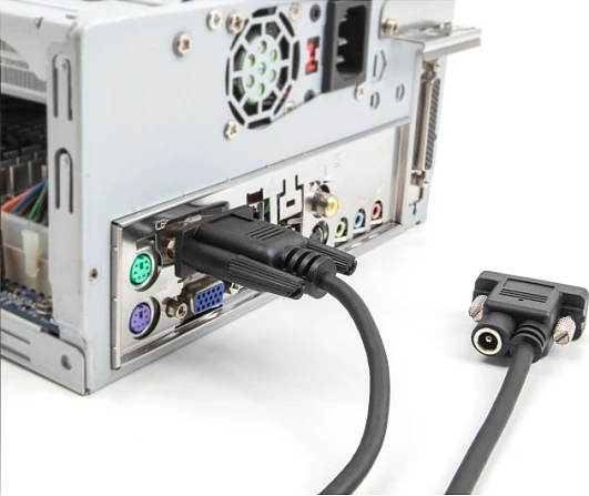 Kabllo serike DeLOCK RS-232 DB9 femër–DB9 femër, 2 m, me furnizim në Pin 9, e zezë