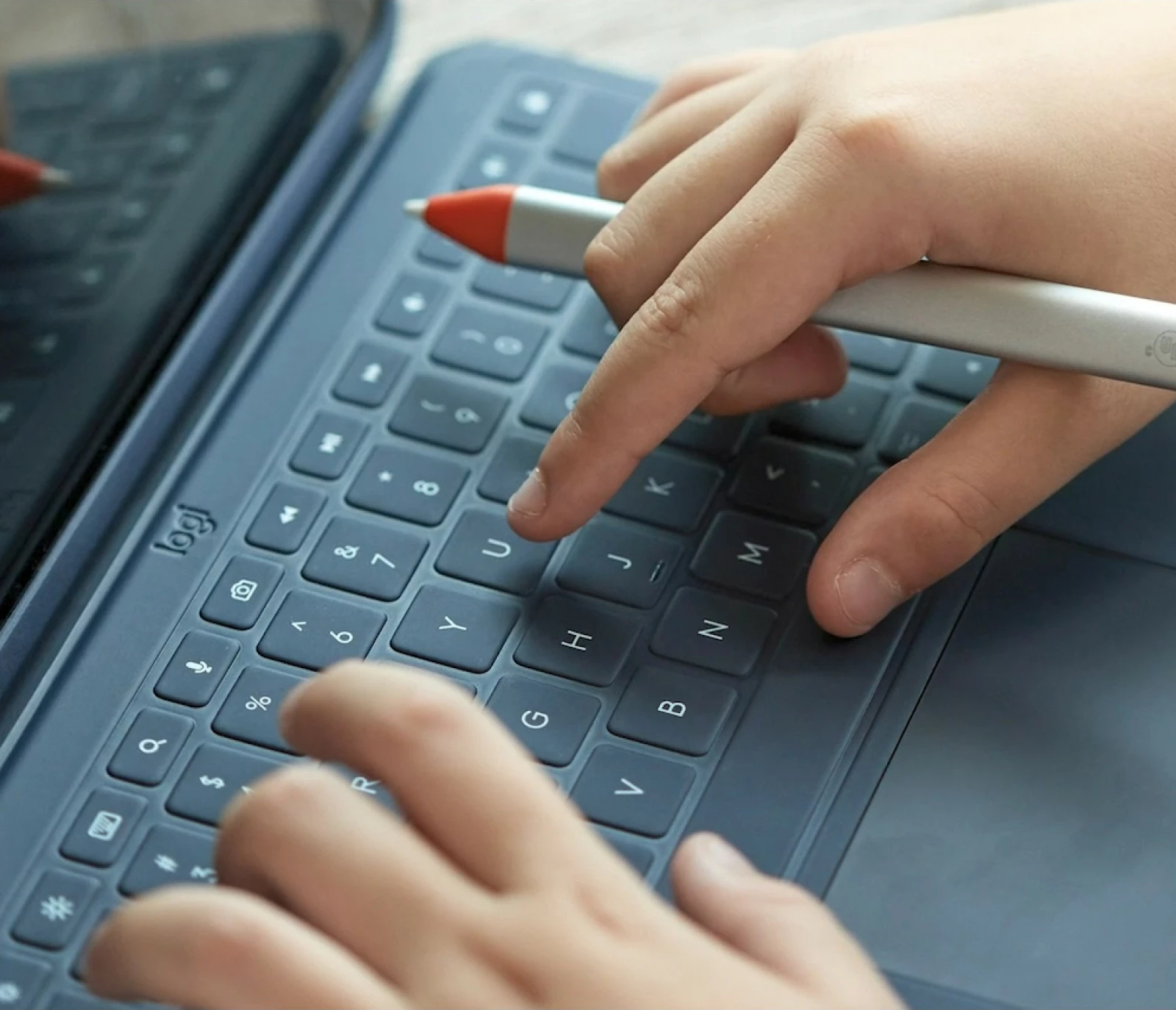 Mbështjellës me tastierë Logitech Rugged Combo 4 për iPad 10th gen, ngjyrë blu