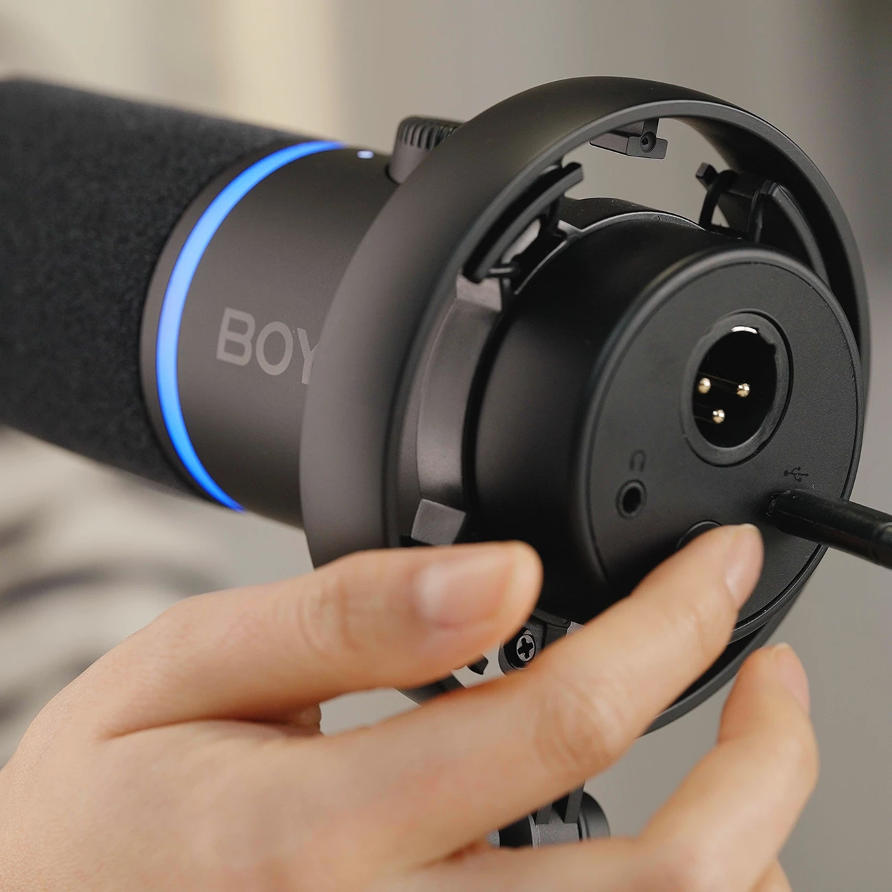 Mikrofon dinamik BOYA CastMic S60 USB/XLR 48kHz/24-bit RGB, i zi, set me shock mount, pop filter dhe kabllo USB-C