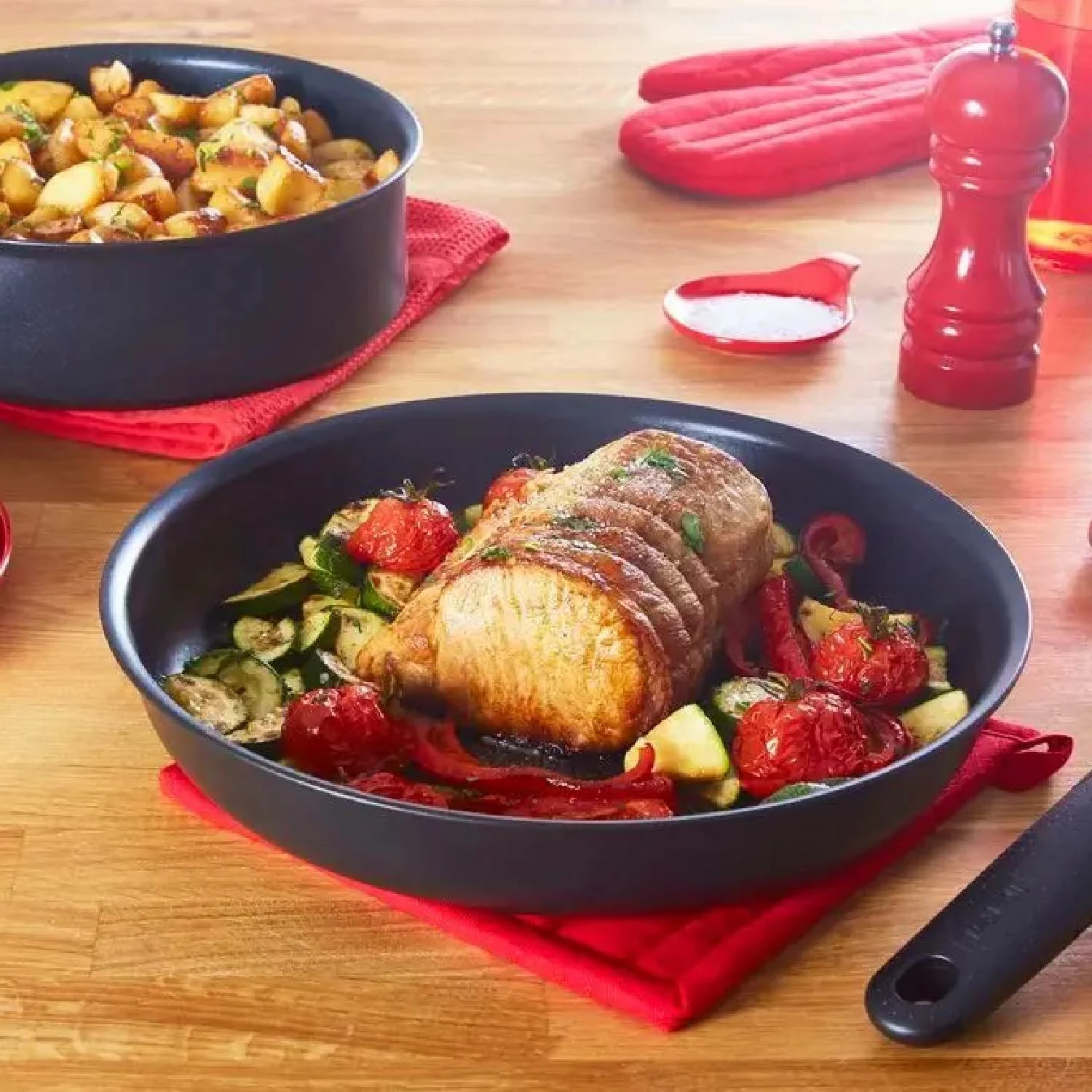 Set enë gatimi Tefal L7639543, 13 copë, tiganë 24/28 cm + tenxhere e thellë 24 cm, 2 doreza të heqshme, kompatibil me induksion, veshje jo‑ngjitëse Titanium 6X, e zezë