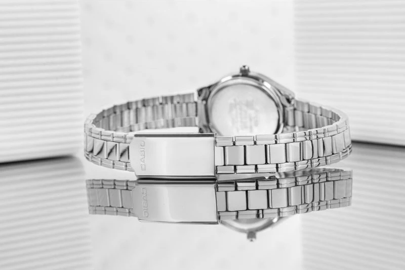 Orë dore për femra CASIO, argjend