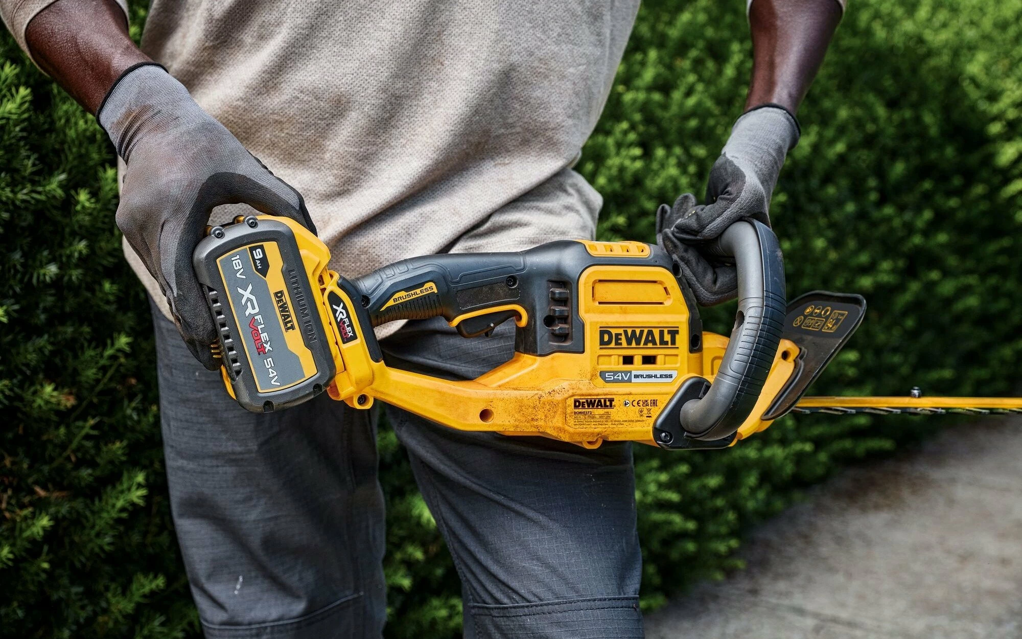 Gërshërë me bateri për gardh DeWalt DCMHT573X1 54V FlexVolt, teh 65cm, hapje dhëmbësh 31mm, 1x 9.0Ah + karikues, e verdhë/zezë