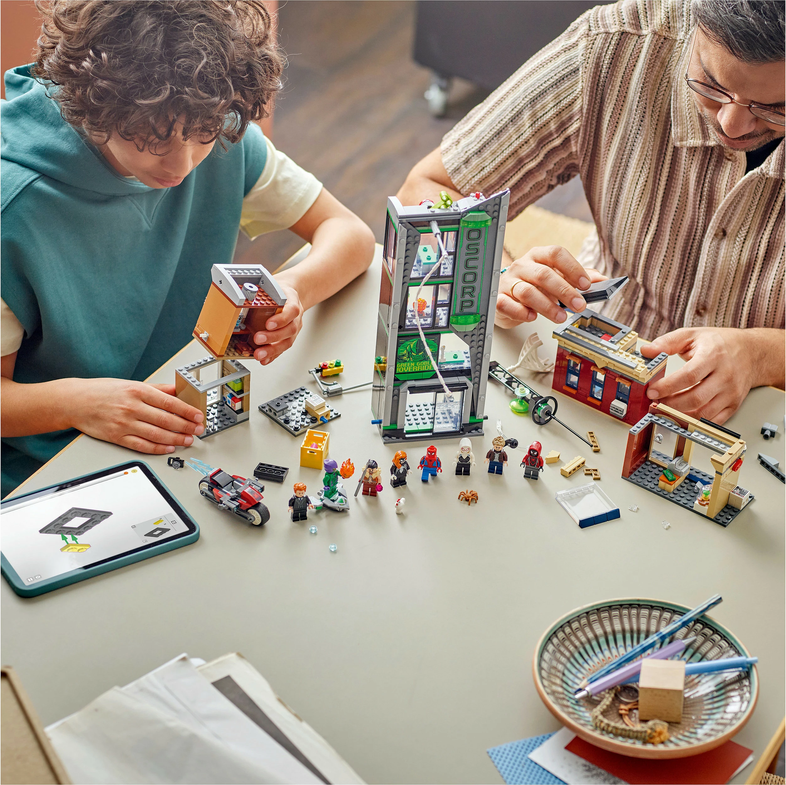 Set ndërtimi LEGO Marvel Spider-Man vs. Oscorp 76324, 808 copë, 10+, shumëngjyrësh