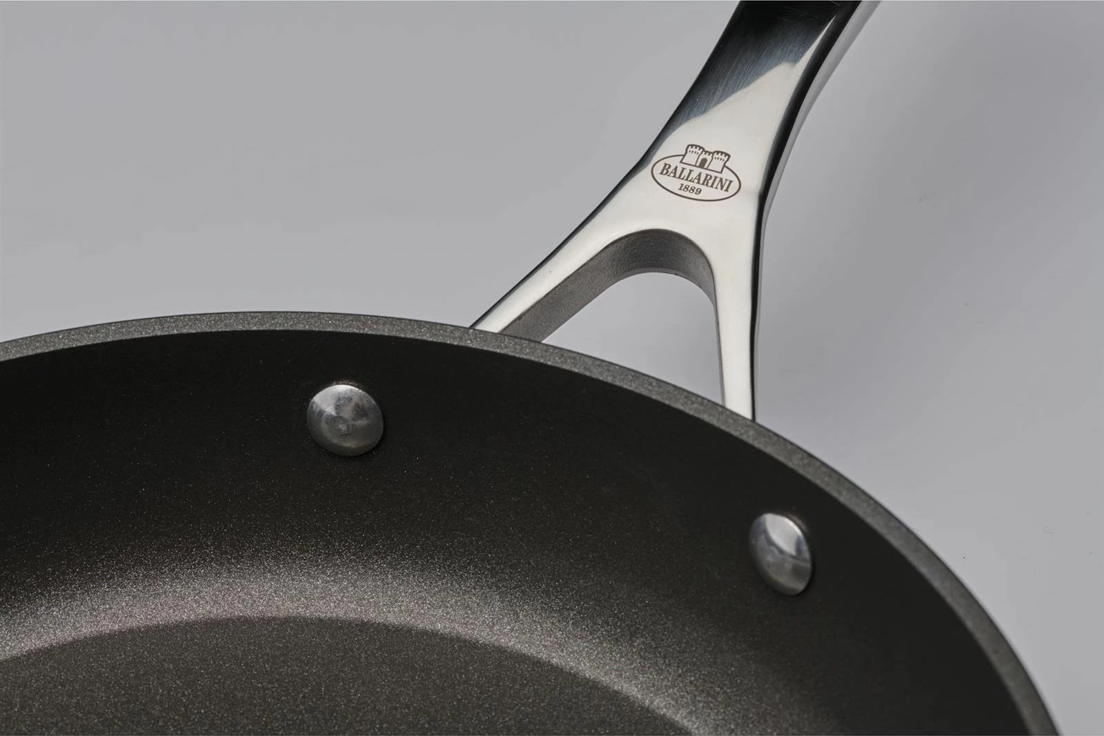 Tigan Ballarini Alba 24 cm, non-stick Keravis TI-X me titan, për induksion, i zi