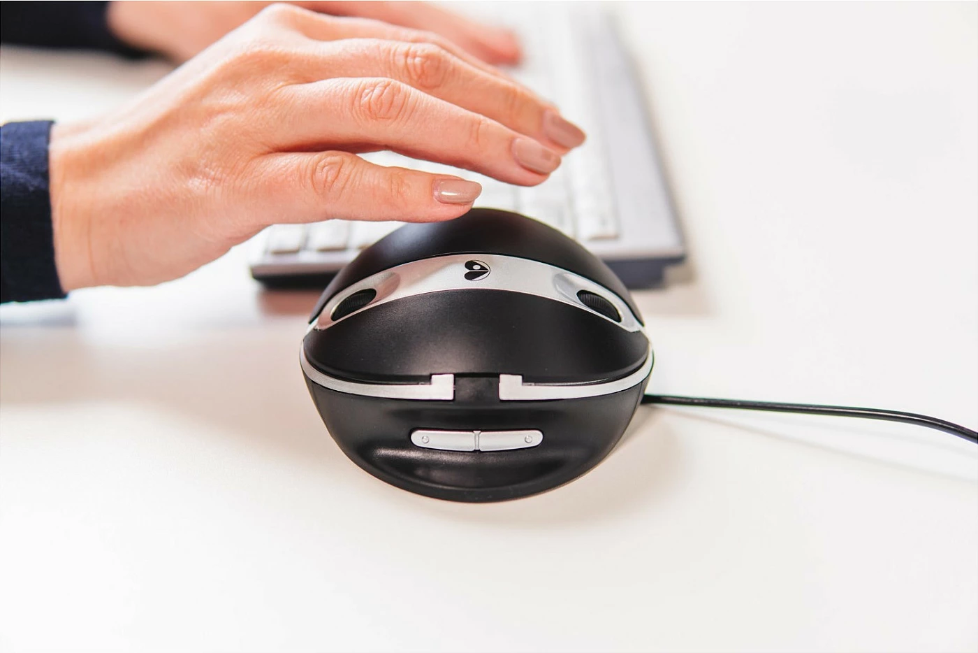 Maus BakkerElkhuizen Oyster Mouse, vertikal ergonomik, 1200 DPI, USB-A, ambidextrous, i zi/argjendtë