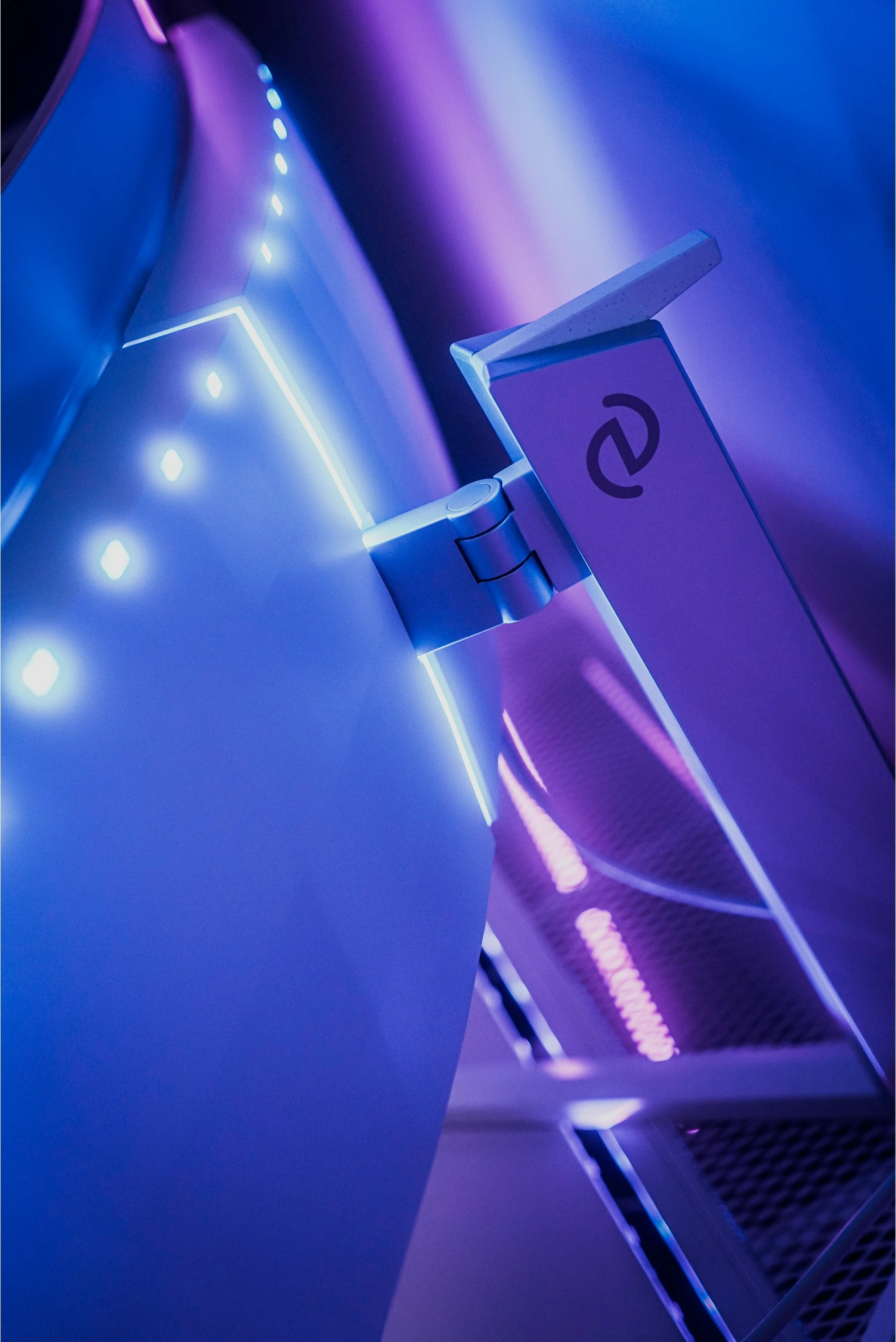 Monitor Philips 49M2C8900 QD-OLED 49 inç, 5120x1440, 32:9, Ambilight, USB-C, i bardhë