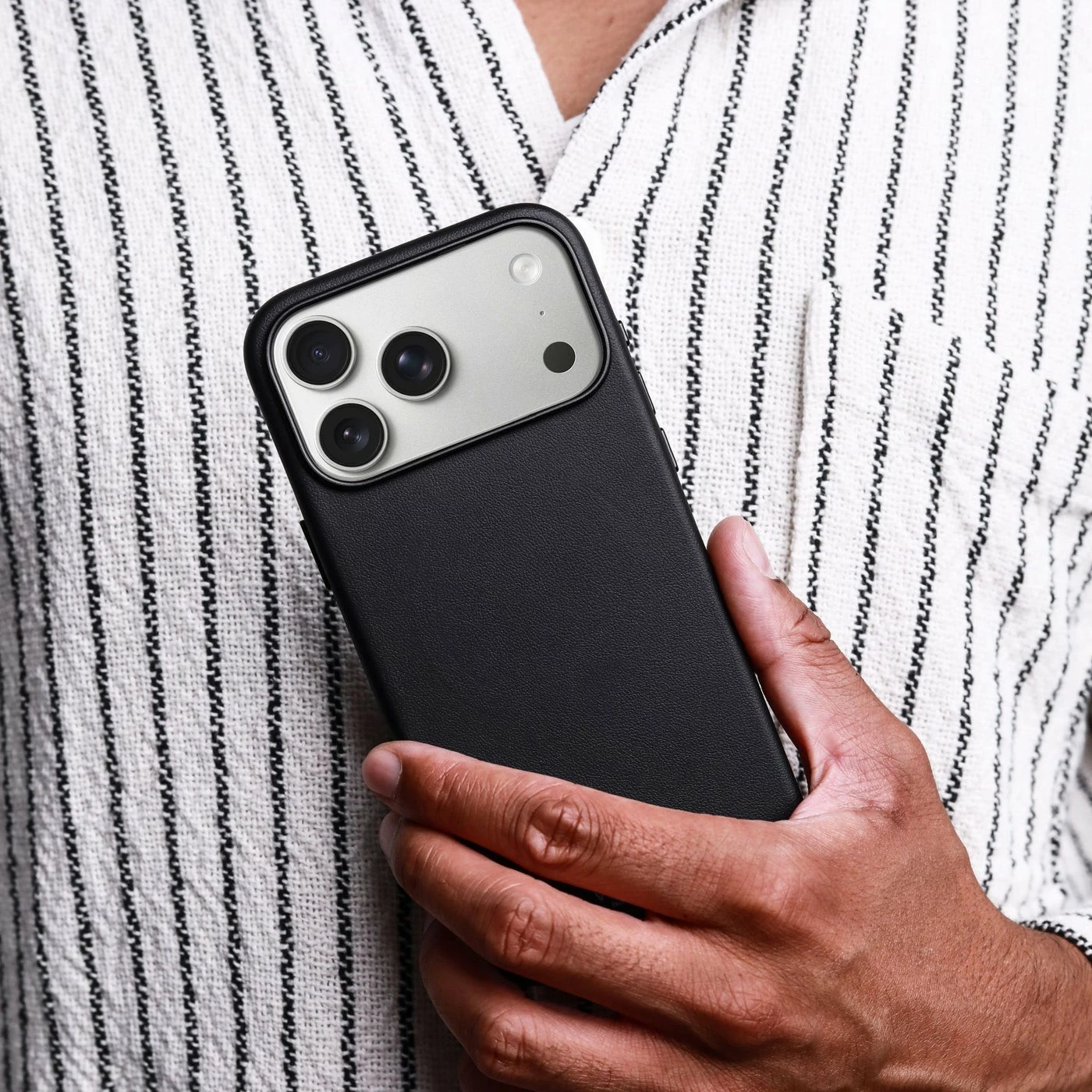 Mbështjellës Vonmählen Like Leather për iPhone 17 Pro Max, e zezë
