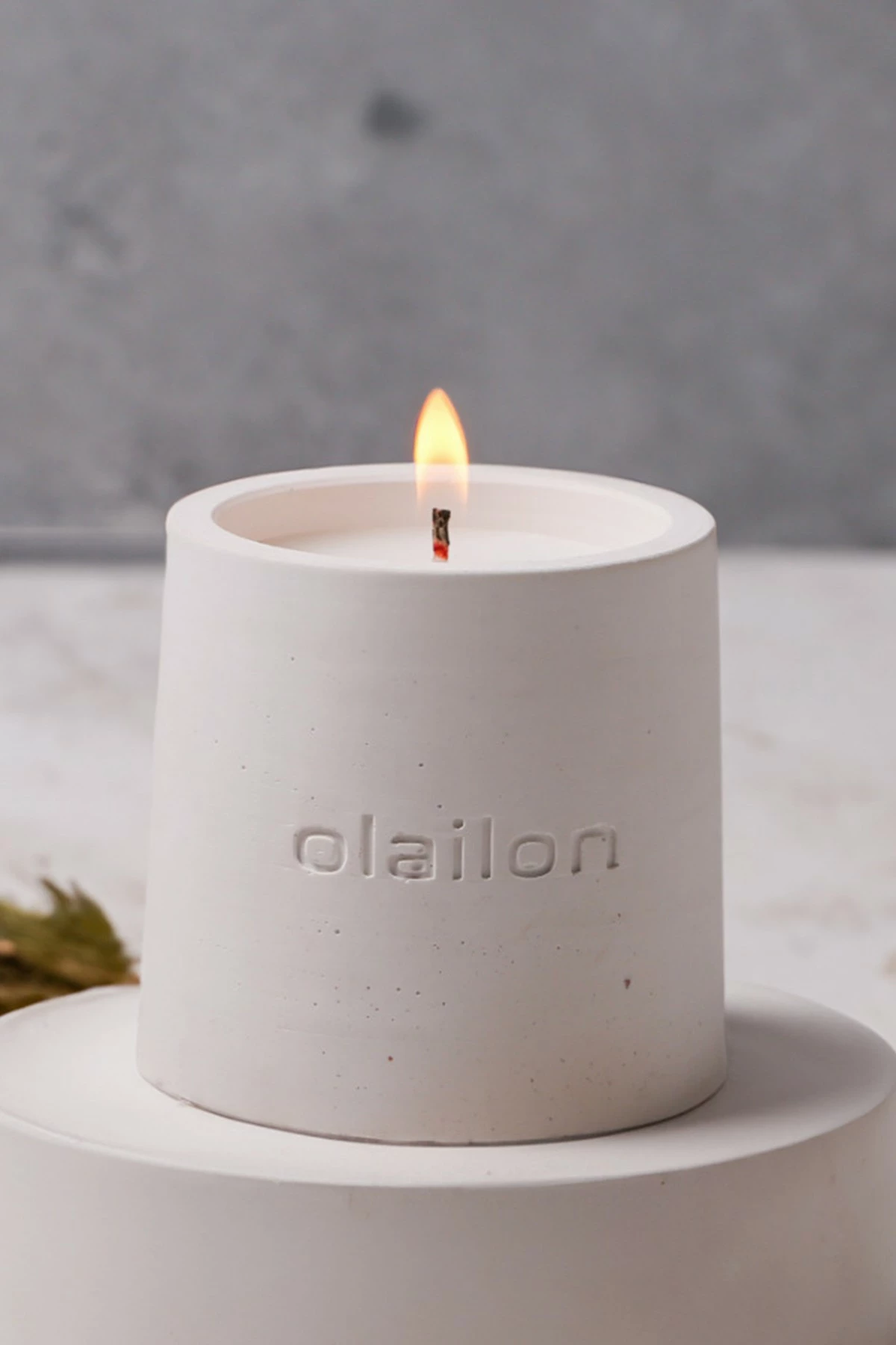 Qiri dekorativ prej betoni, ngjyrë e bardhë, aromë vanilje/rose, Aberto Design, Konik