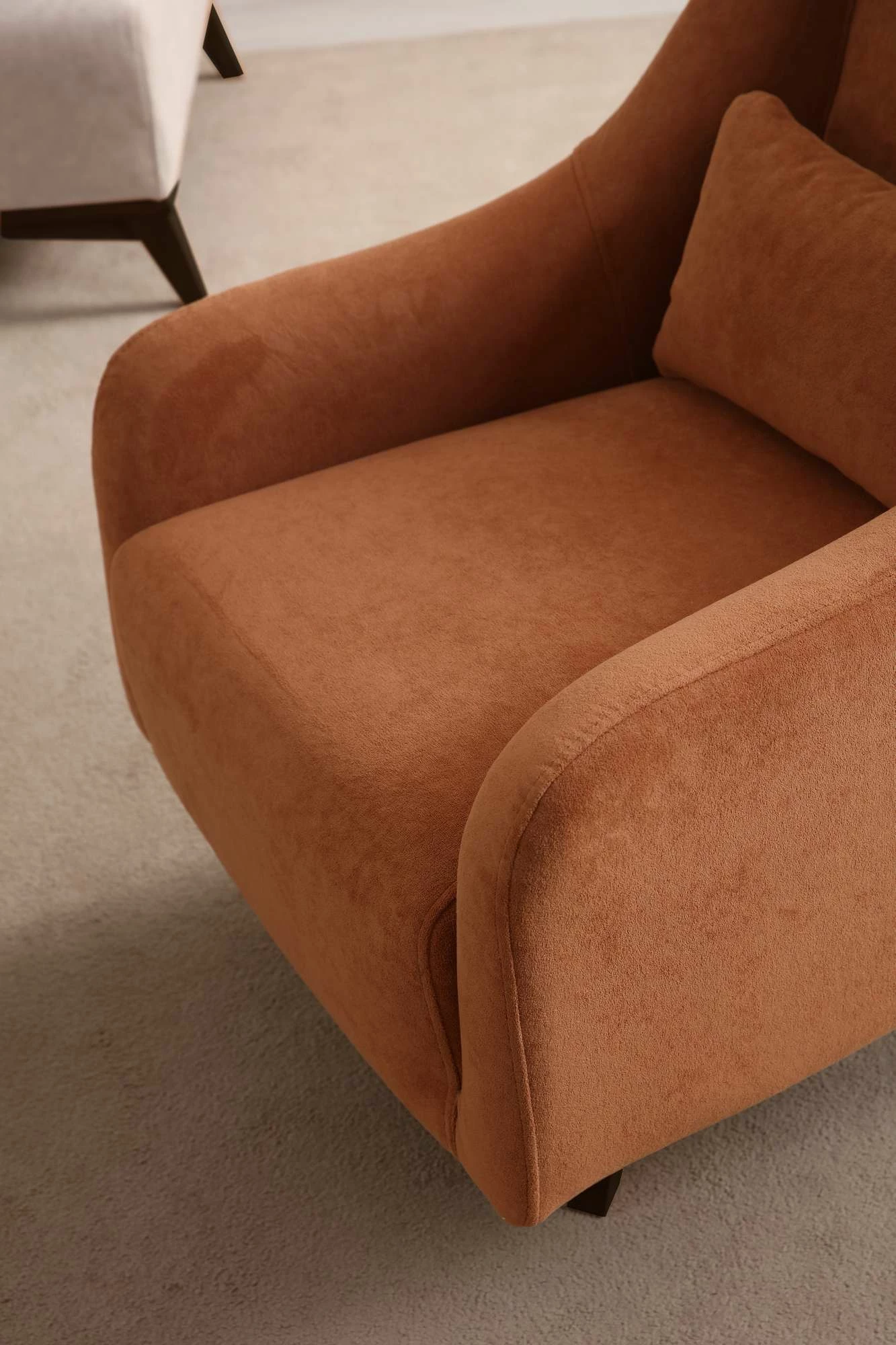 Karrige Wing Hera, portokalli e zezë, Atelier del Sofa