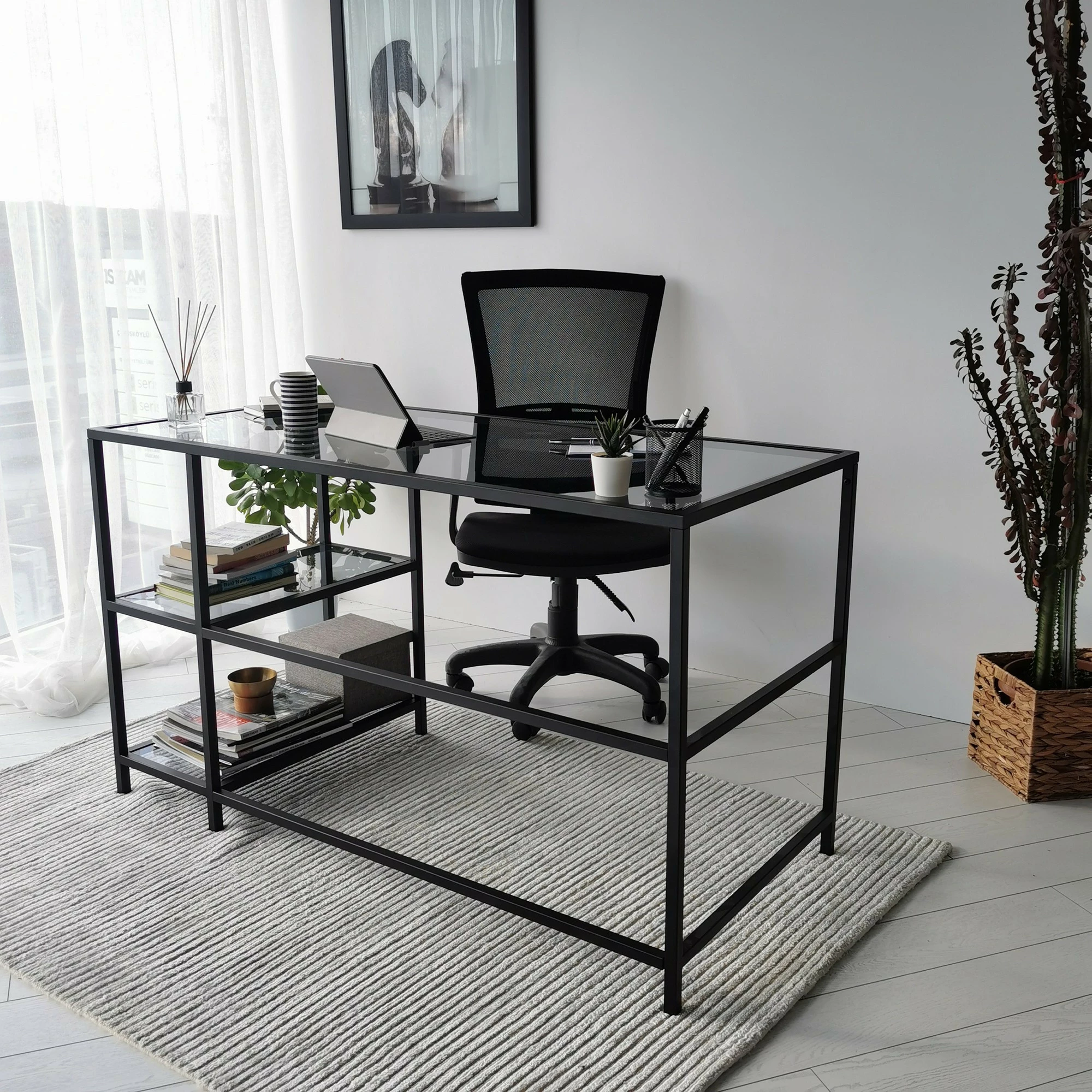 Tavolinë pune moderne Hanah Home, Master Çalışma Masası, 130x60cm, xham i temperuar, kornizë metalike, ngjyrë e zezë dhe fume