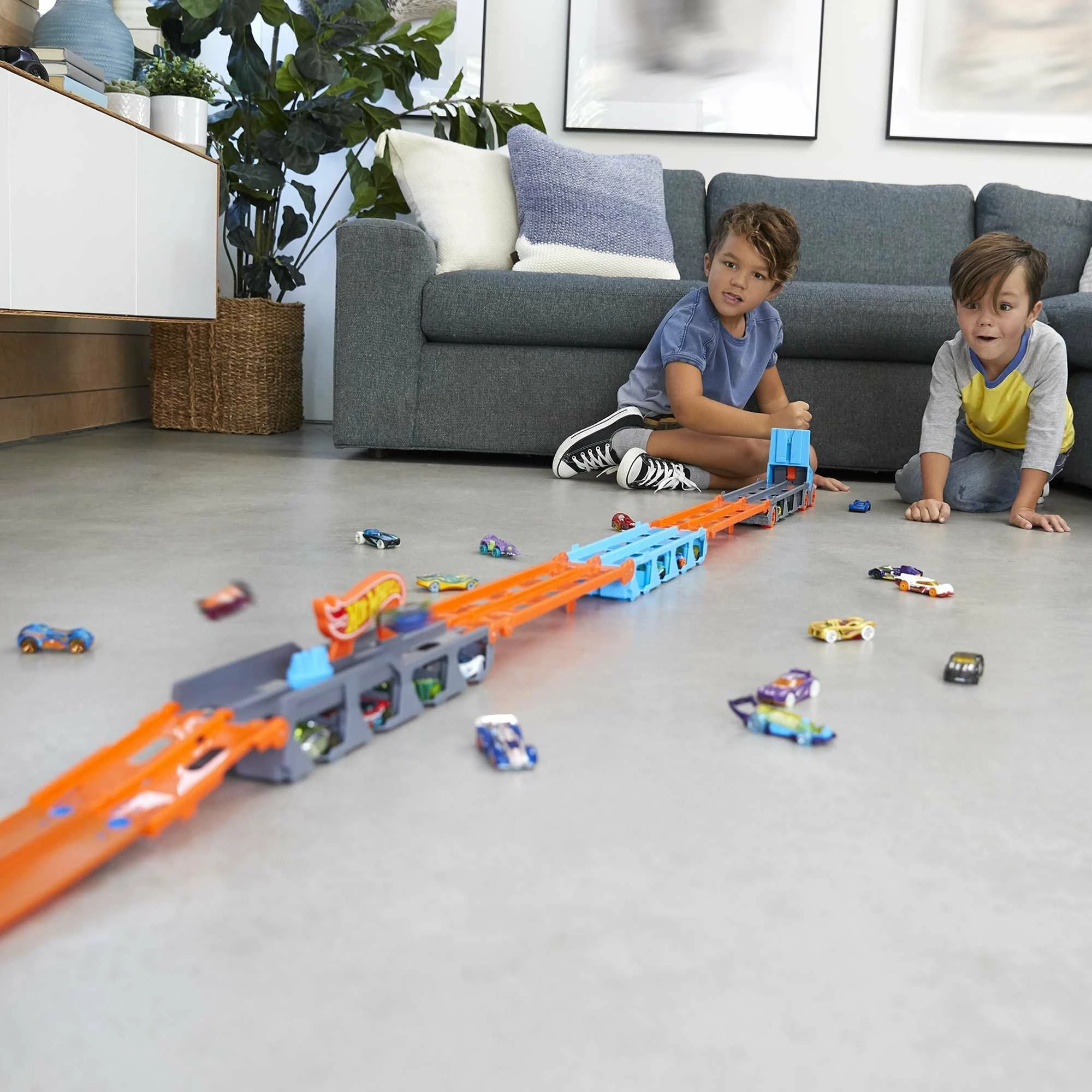 Transportues/pistë garash Hot Wheels City Racing Transporter 2-in-1 GVG37, shkallë 1:64, pistë 1.8 m, mban 20+ makina, set me 3 makina, blu