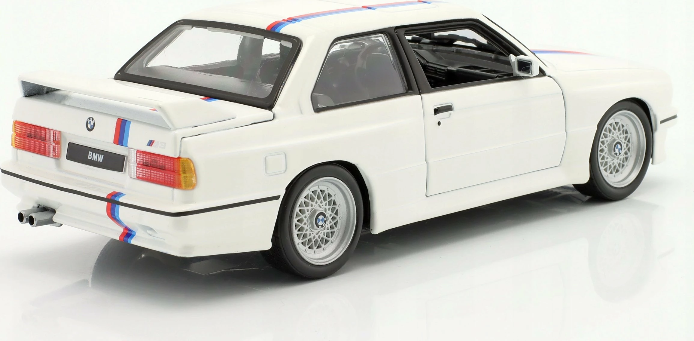 Model makine Bburago BMW 3 Series M3 1988 (E30) 1:24, metal, dyer të lëvizshme, 18.5 cm, e bardhë