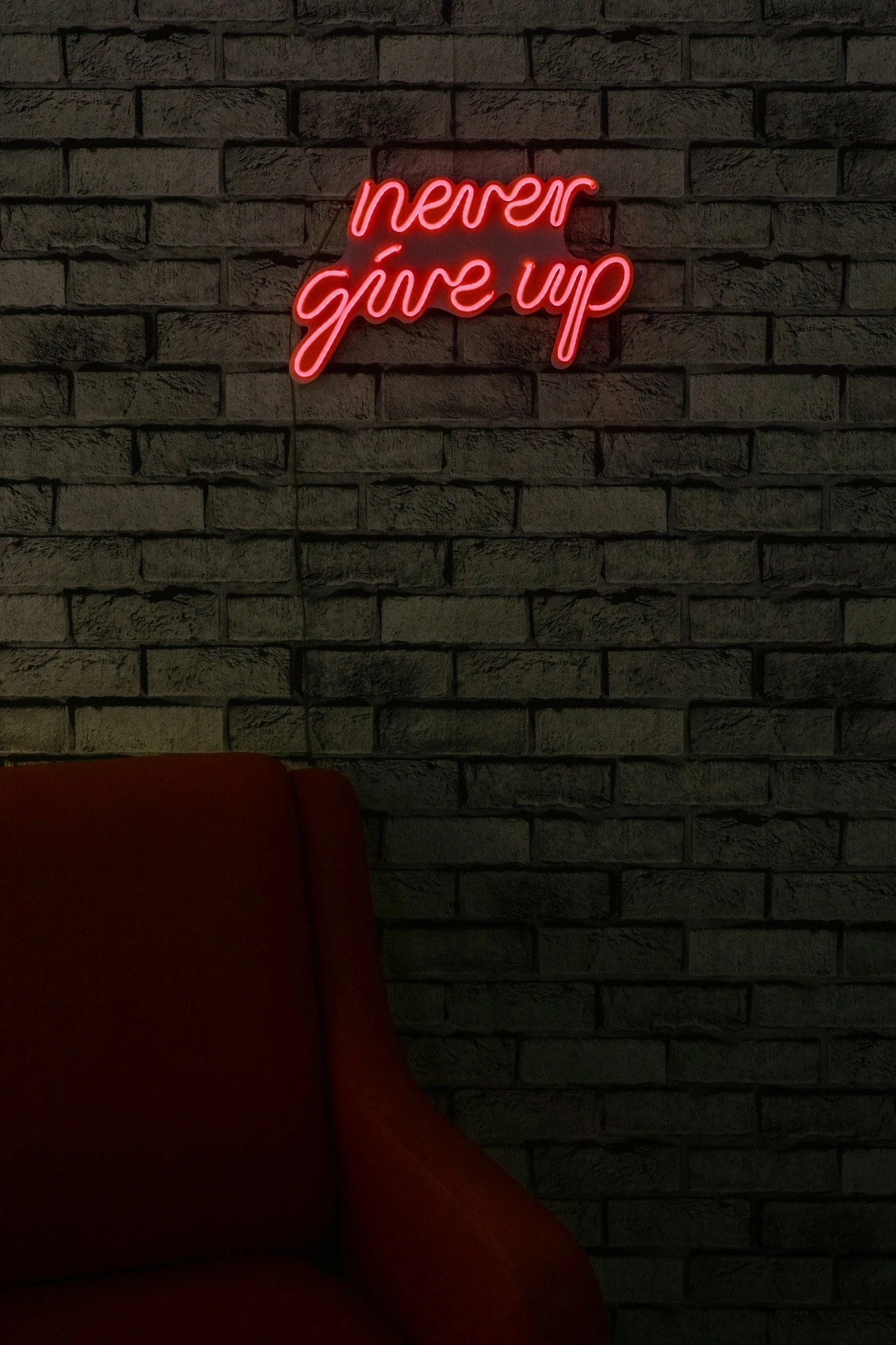 Dekor dritash LED plastike, 'never give up', ngjyrë e kuqe
