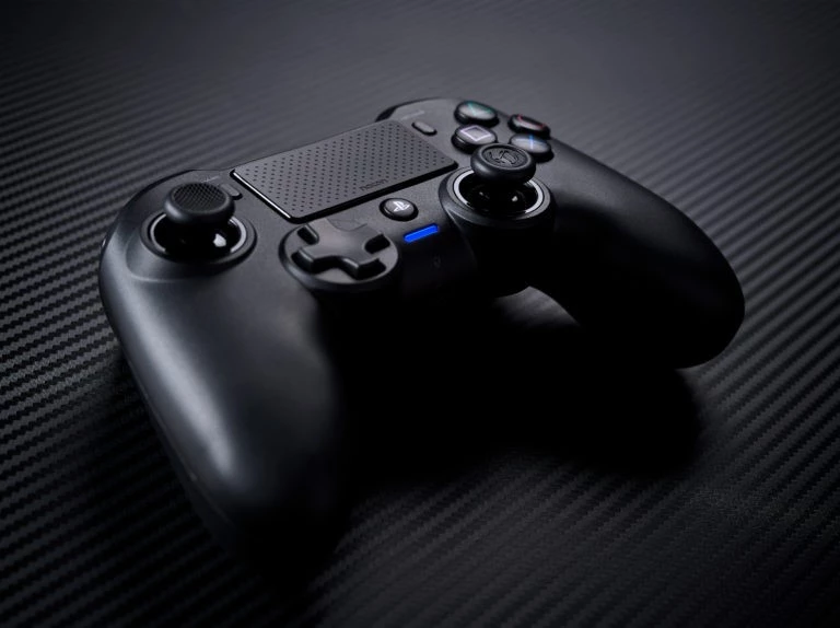 Kontroller wireless Nacon PS4 Asymmetric, deri 7 orë bateri, prizë 3.5mm, i zi