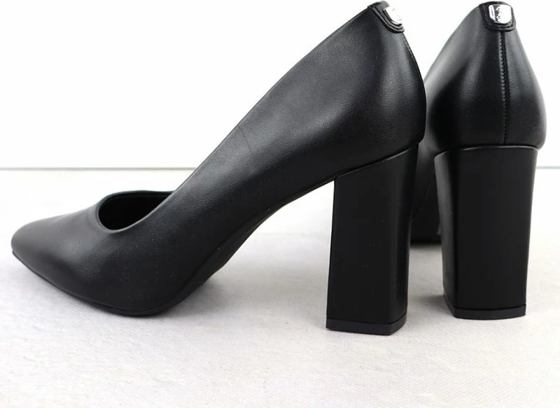 Këpucë me taka LEONE femra, të zeza