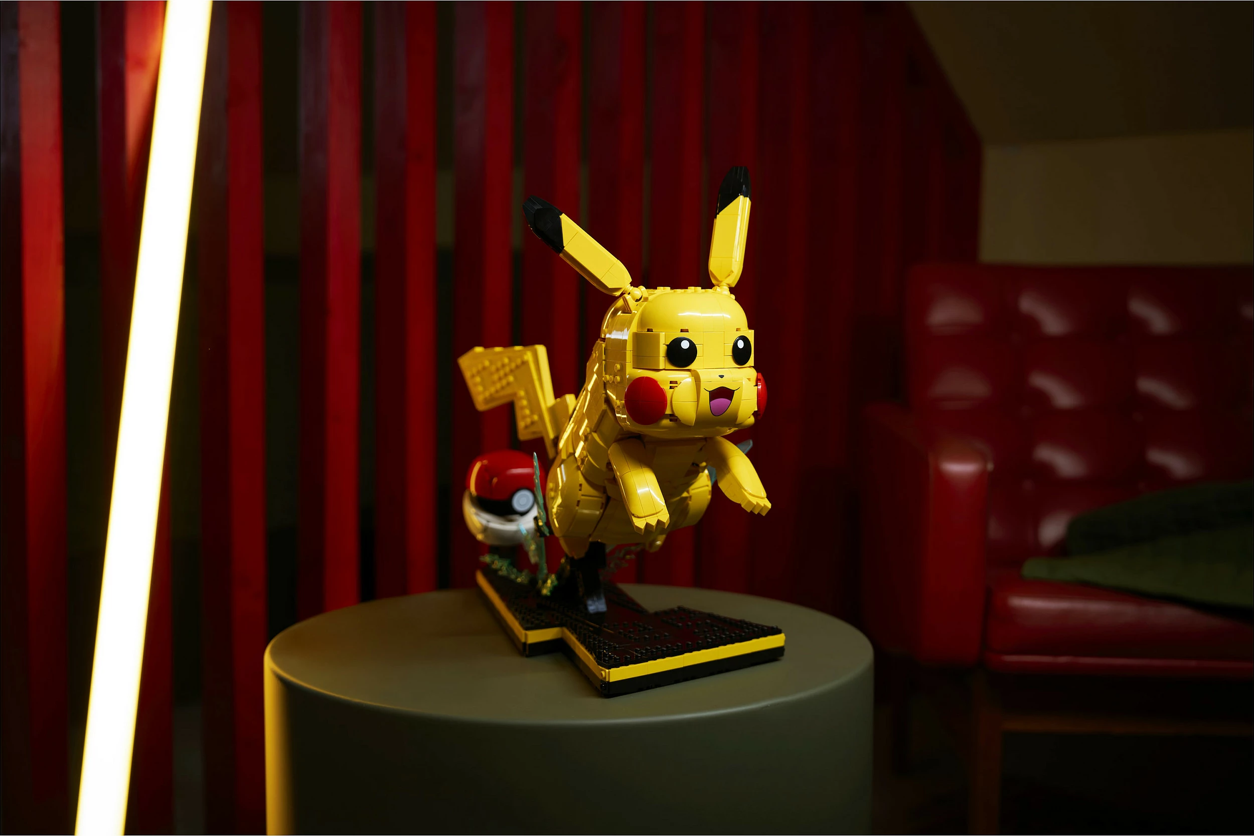 Set ndërtimi LEGO Pokémon Pikachu dhe Poké Ball 72152, 2050 copë, multikolor