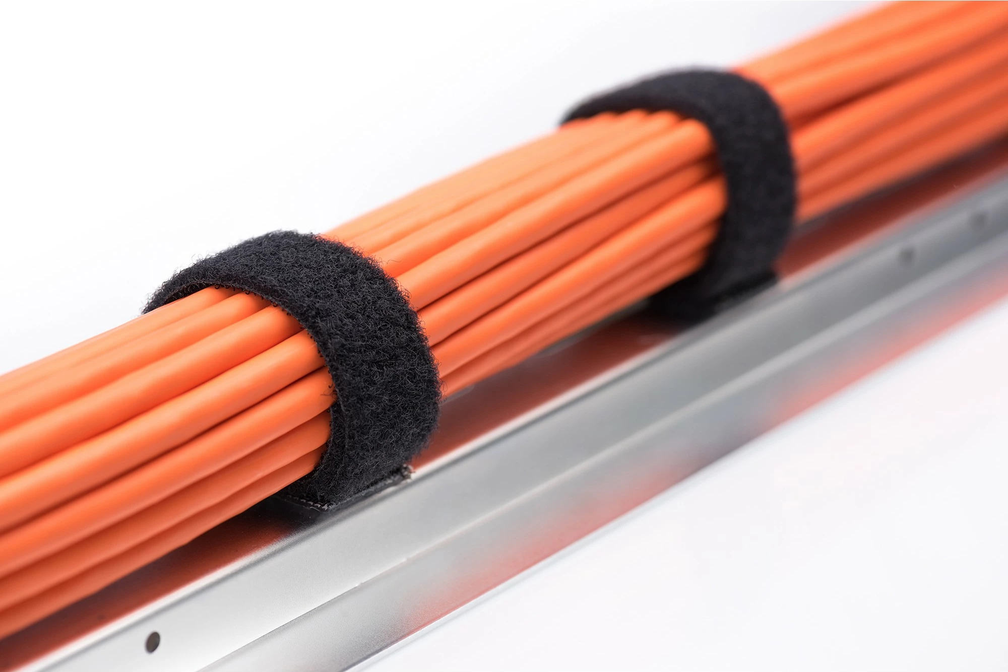 Sistem për menaxhim kabllosh Digitus Klett plizkopf 5.0m, vetëngjitës, zi