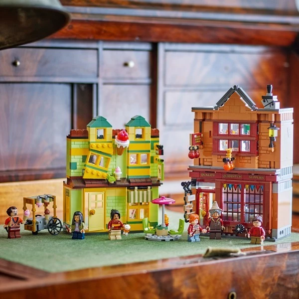 Set ndërtimi LEGO Harry Potter 76452, Dyqan Quidditch dhe Dyqan Akulloresh, 795 pjesë