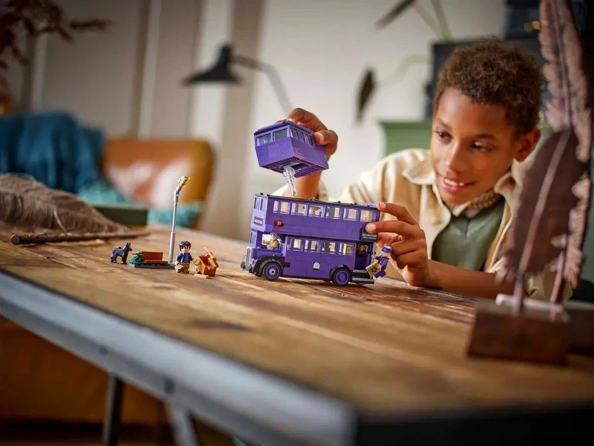 Set LEGO Harry Potter Knight Bus Adventure 76446, 4 minifigura, 499 pjesë, e purpurt