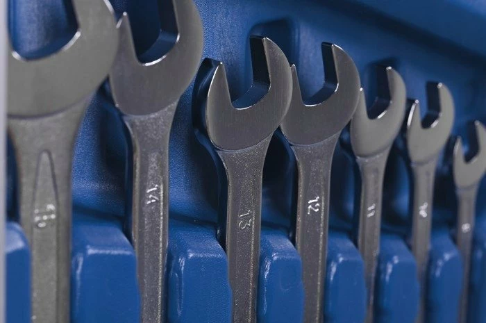 Set çelësash me llokma Scheppach TB170 135 copë, 1/4\" & 3/8\", Cr-V, me kuti veglash, argjendtë/blu