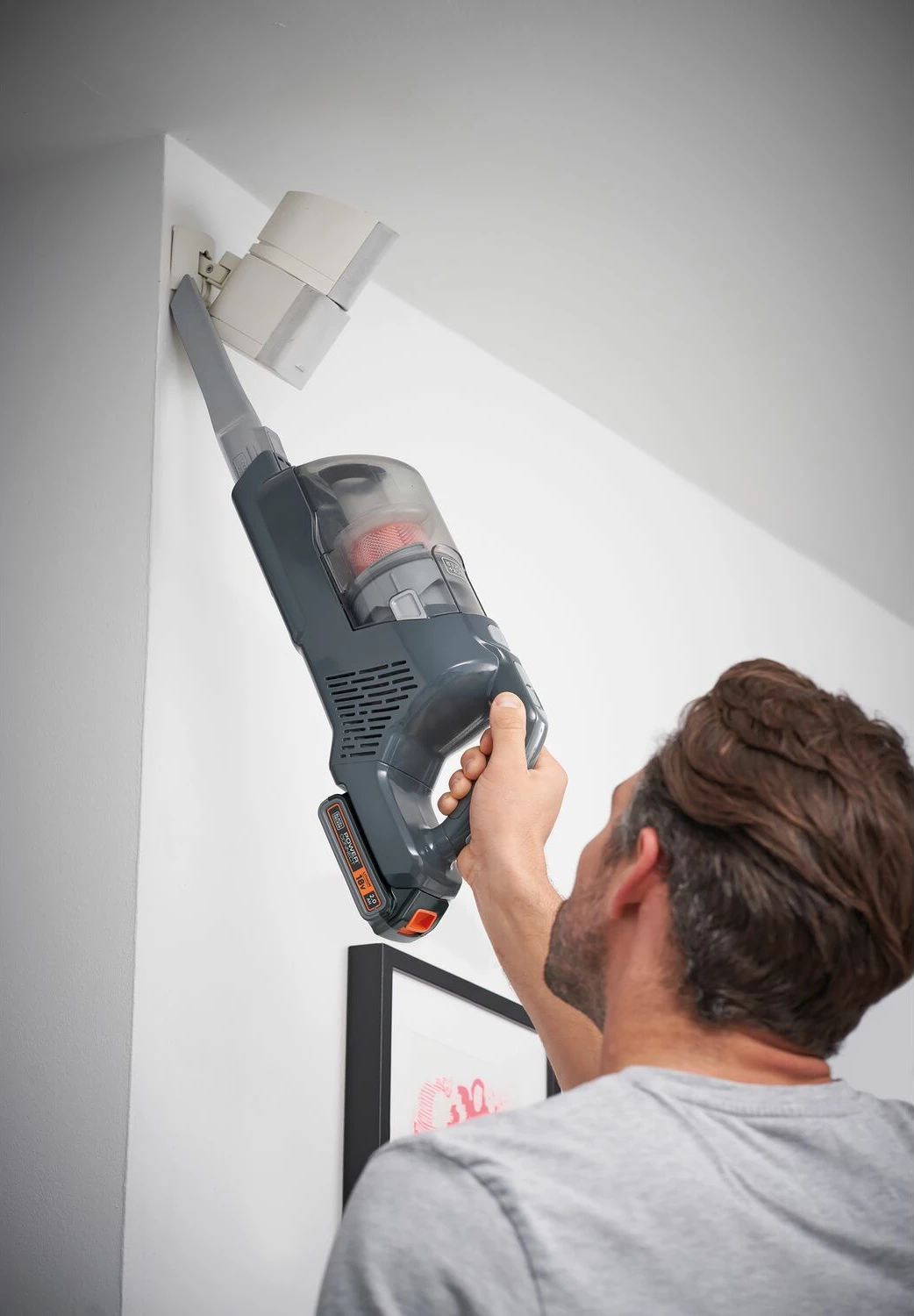 Fshesë me bateri stick Black&Decker BHFEA18D1 18V 2Ah 2-në-1, e zezë, set me bateri dhe karikues